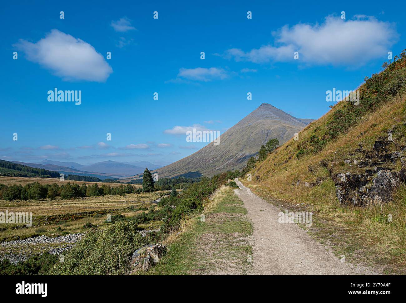 Photographie de paysage de la montagne Beinn Dorain dans la vallée Glen Orchy, collines et sentier de chemin, point de vue panoramique, lumière du soleil avec ciel bleu et clou Banque D'Images