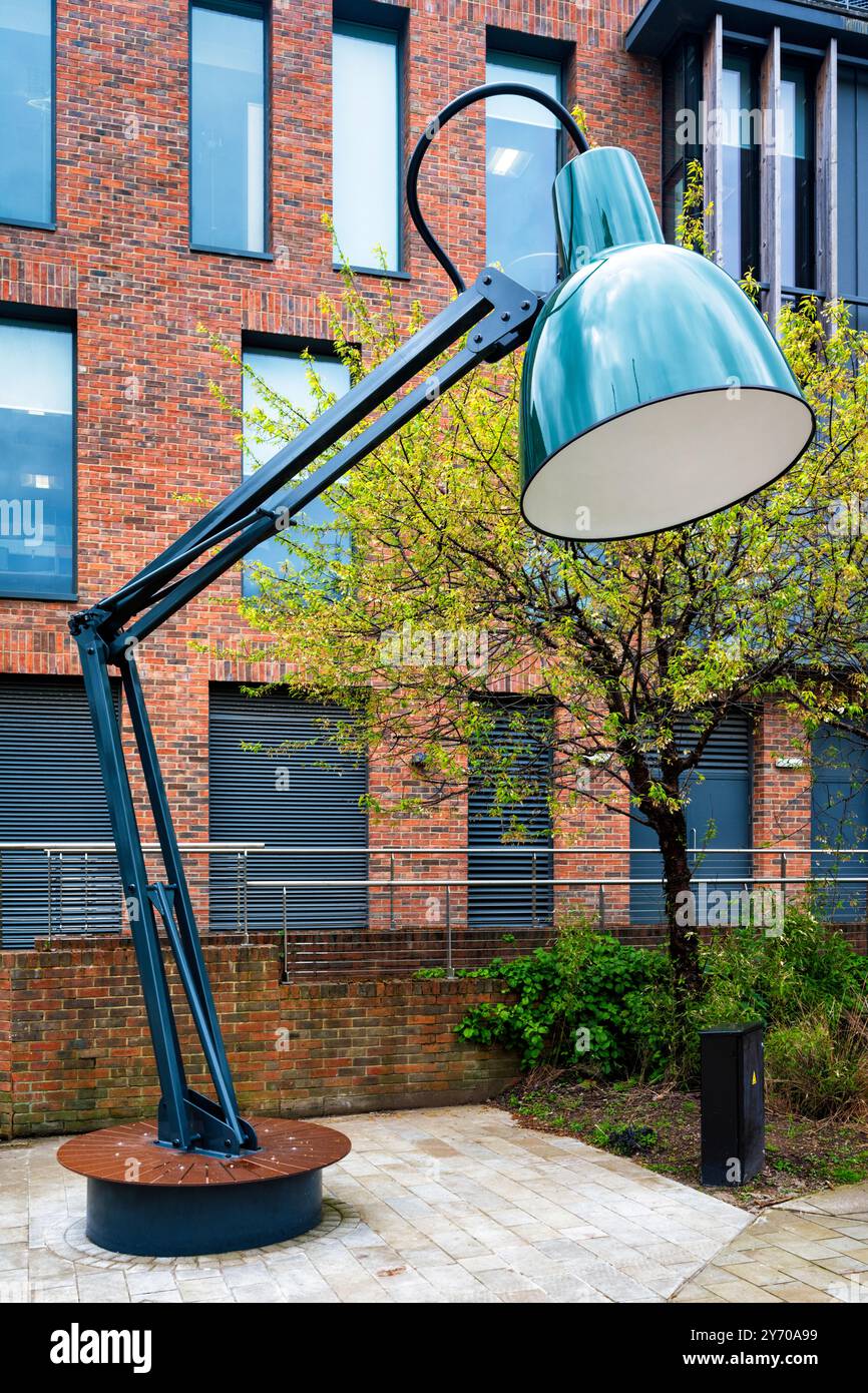 « Lampounette », une lampe de bureau de 20 pieds de haut créée par TILT Design, se trouve sur une place près du pont Penny Ferry à Durham, en Angleterre, au Royaume-Uni. Banque D'Images