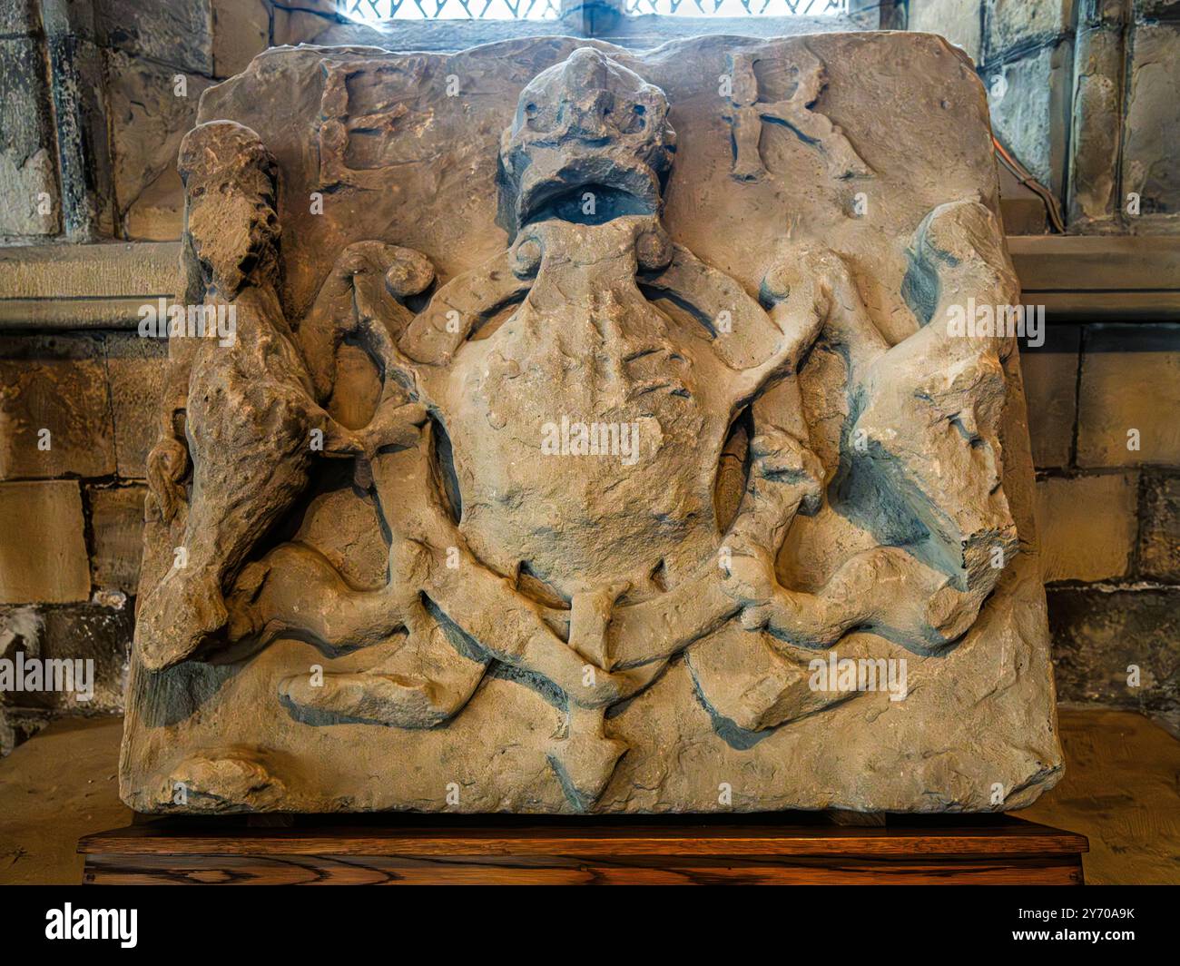 Cette plaque de pierre sculptée avec les armoiries d'Elizabeth I était à l'origine située au-dessus de la porte nord de la cathédrale de Durham. Cathédrale de Durham, Angleterre. Banque D'Images