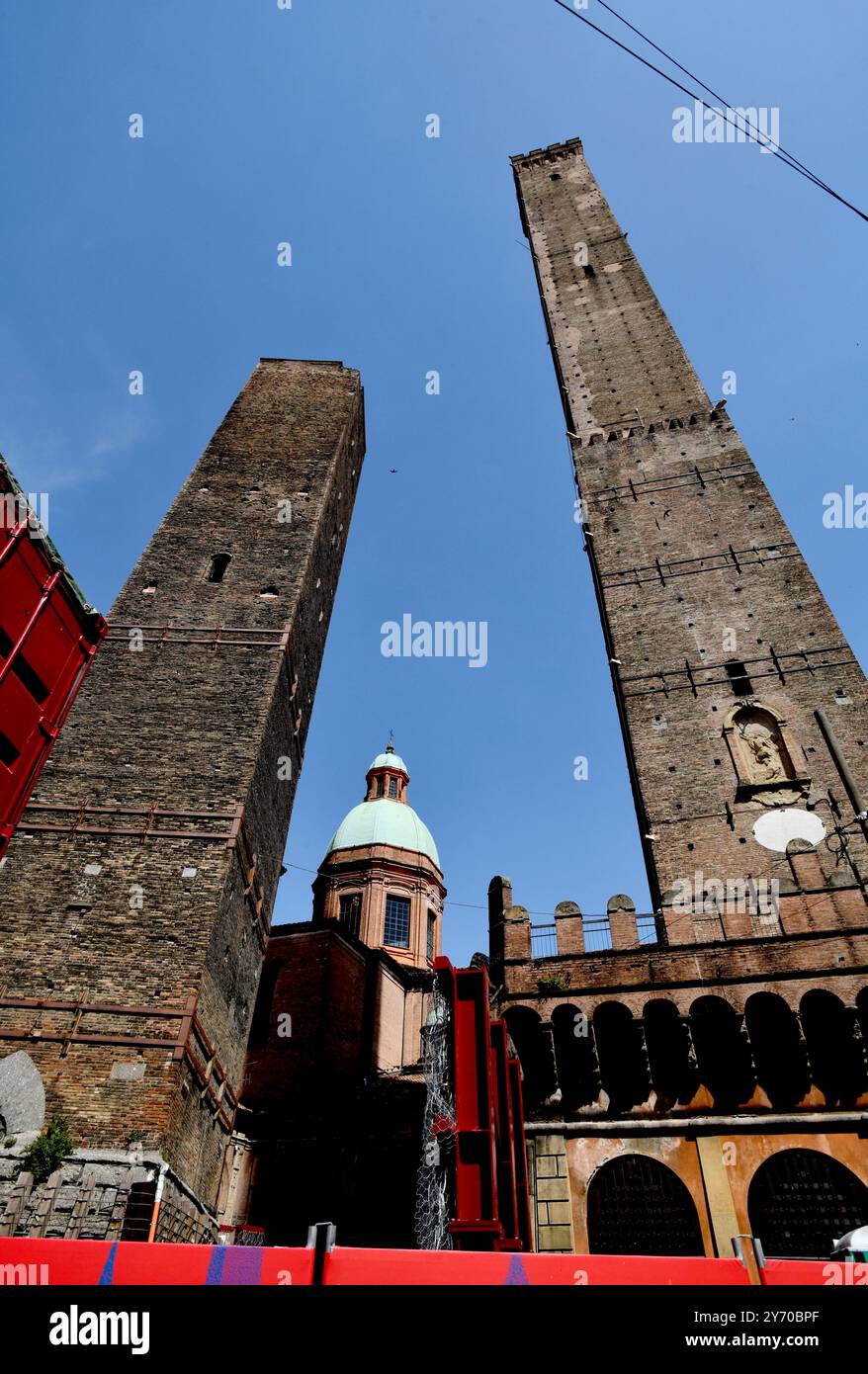 Bologne, Toscane, Italie. Tours de Bologne la tour Asinelli et la tour Garisenda plus petite Banque D'Images