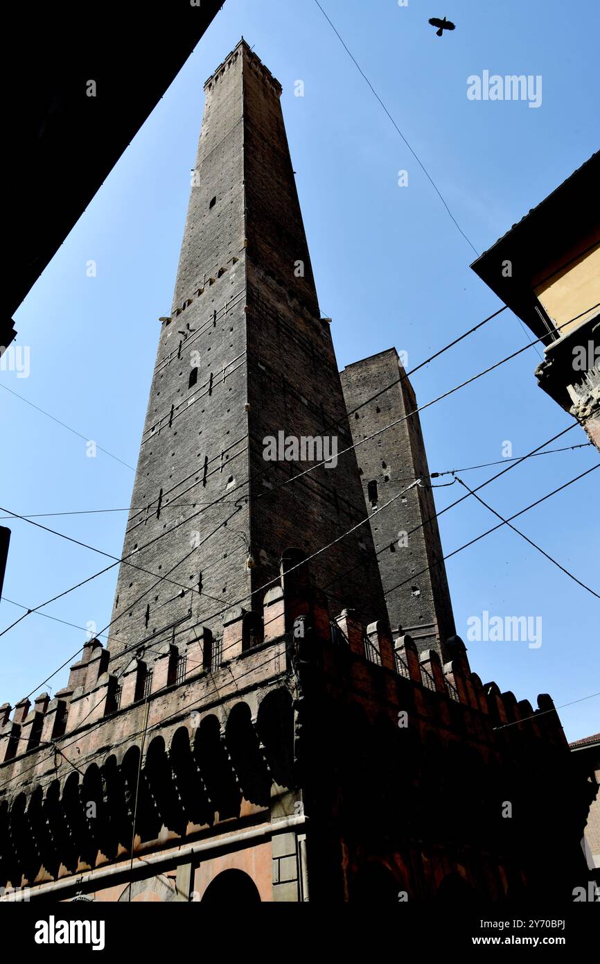 Bologne, Toscane, Italie. Tours de Bologne la tour Asinelli et la tour Garisenda plus petite Banque D'Images
