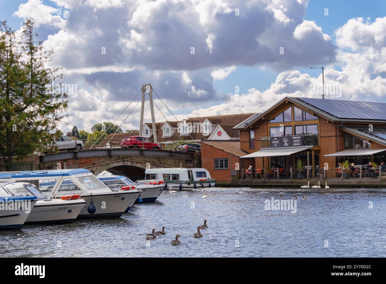 Bar au bord de la rivière près du pont sur la rivière Bure dans le parc national Norfolk Broads. Wroxham, Norfolk, East Anglia, Angleterre, Royaume-Uni, Grande-Bretagne Banque D'Images