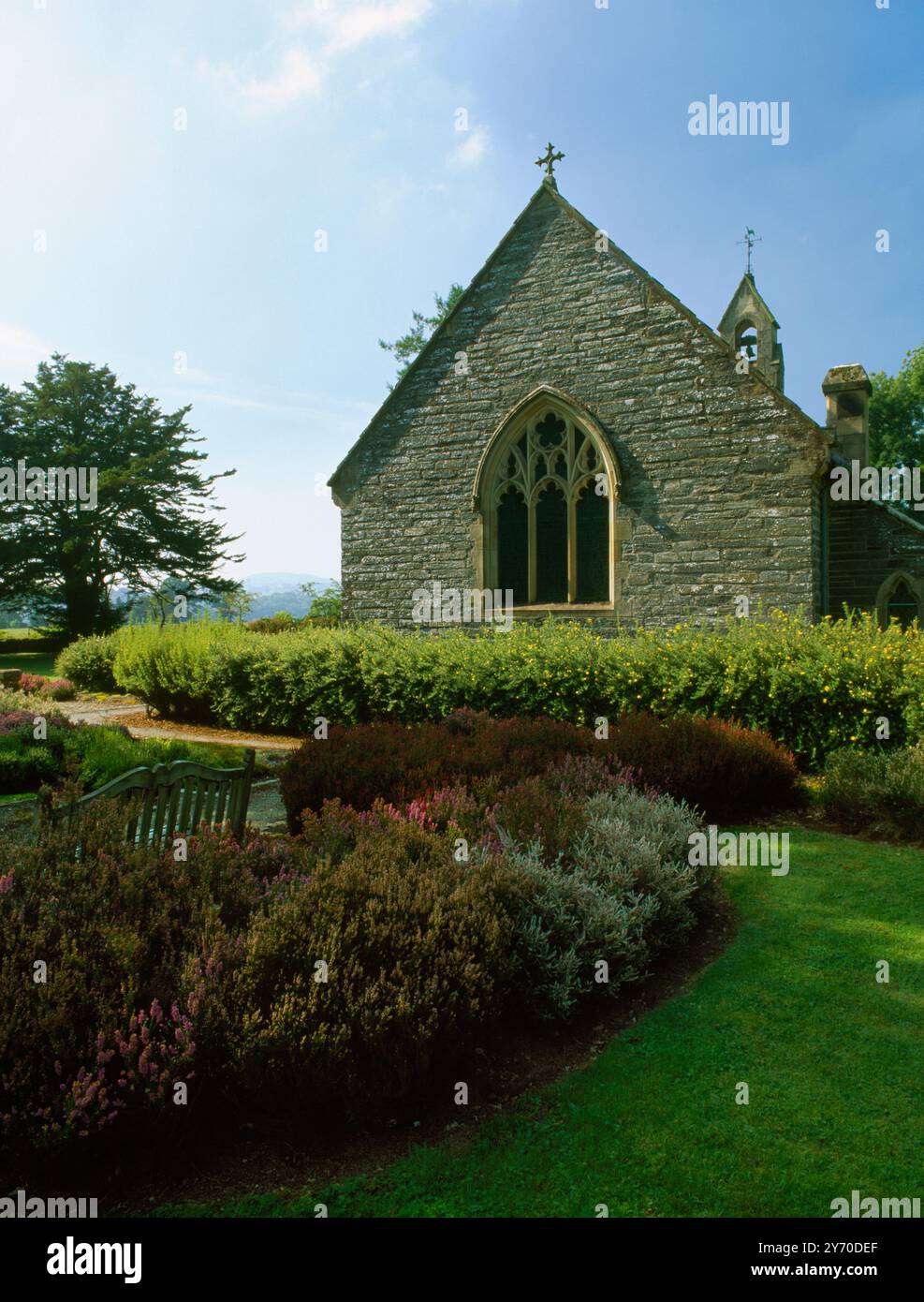 Vue extérieure SW montrant le pavillon E End & W de Rug Chapel, Denbighshire, pays de Galles, Royaume-Uni : construit en 1637 comme chapelle privée par le colonel William Salusbury. Banque D'Images