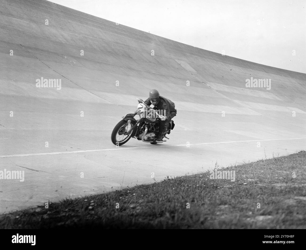 LA NOUVELLE MOTO BRITANNIQUE DE 100 KM/H TRIOMPHE DU DOLLAR cinq motards sombres ont égayé les perspectives du dollar britannique lorsqu'ils ont parcouru un parcours de 500 milles à des vitesses moyennes de plus de 90 milles à l'heure sur l'aérodrome de montlhery , près de Paris , en France . Entre eux, les cinq hommes ont prouvé le courage de trois nouvelles Triumph ' Thunderbird ' machines verticales bicylindre 650 c.c. - un modèle 1950 conçu avec le marché américain en vue. A la fin des 500 miles chaque machine a fait un dernier tour à plus de 100 miles à l'heure . Les motos - première production ' Thunderbirds ' étaient entièrement Banque D'Images