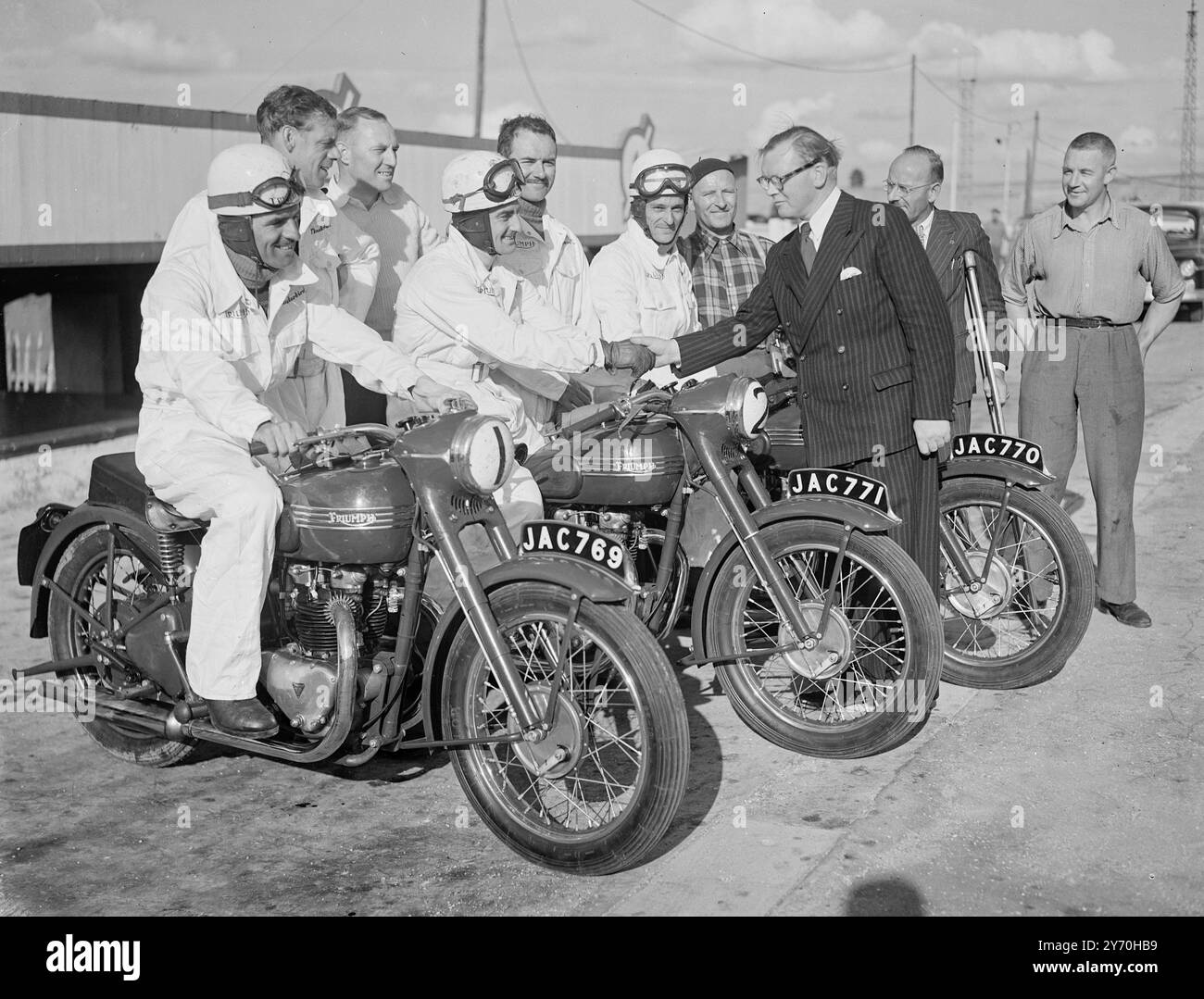 LA NOUVELLE MOTO BRITANNIQUE DE 100 KM/H TRIOMPHE DU DOLLAR cinq motards sombres ont égayé les perspectives du dollar britannique lorsqu'ils ont parcouru un parcours de 500 milles à des vitesses moyennes de plus de 90 milles à l'heure sur l'aérodrome de montlhery , près de Paris , en France . Entre eux, les cinq hommes ont prouvé le mattle de trois nouvelles Triumph ' Thunderbird ' bicylindre vertical 650 c.c. - un modèle 1950 conçu avec le marché américain en vue. A la fin des 500 miles chaque machine a fait un dernier tour à plus de 100 miles à l'heure . Les motos - première production ' Thunderbirds ' étaient entièrement Banque D'Images