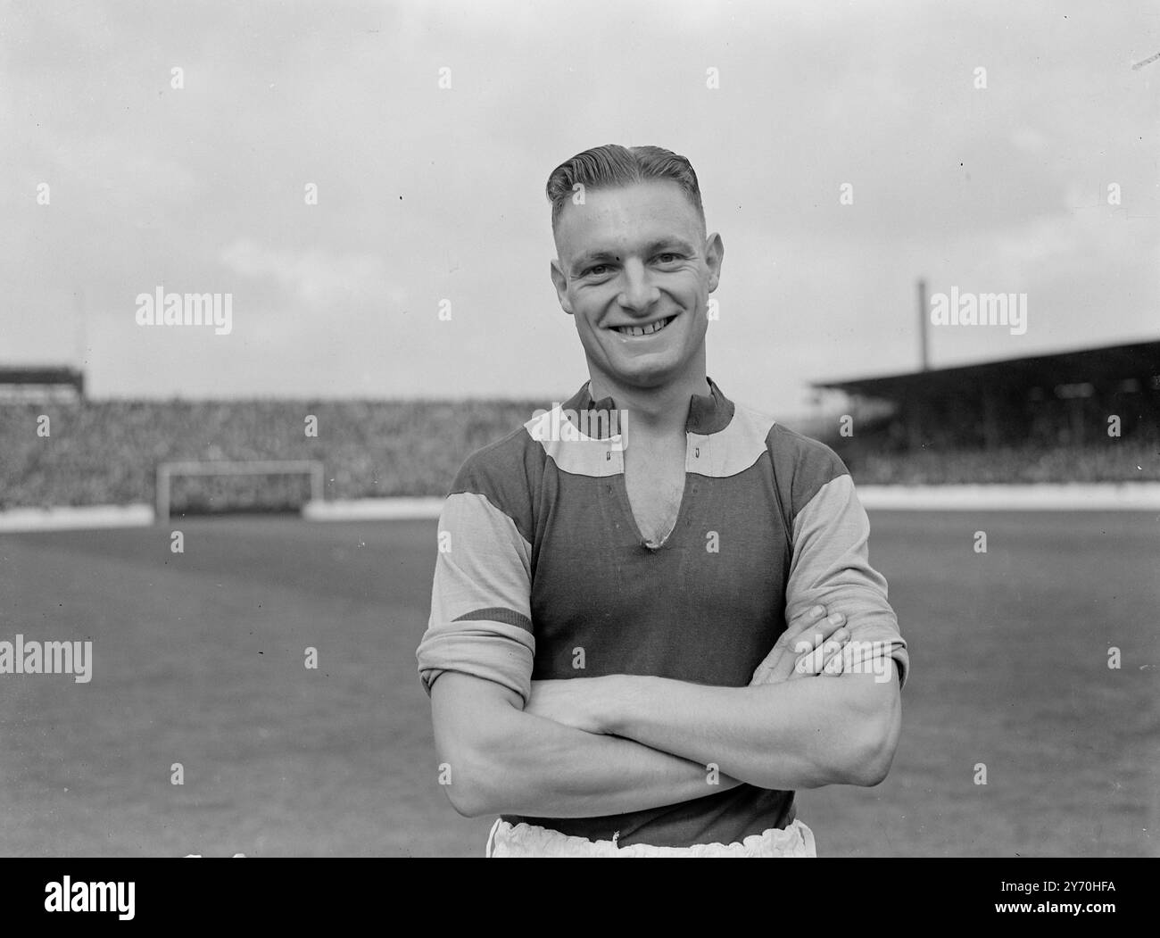 FOULÉE VERS LE SUCCÈS maintenant considéré comme l'un des meilleurs attaquants à l'intérieur dans la Ligue de football est GERALD GAZZARD (photo ici ) à l'intérieur à droite de West Ham United . Gazzard , qui a joué en tant qu'amateur pour Penzance et Cornwall , est devenu professionnel en mai et a fait un pas en avant biog pour une place dans la deuxième division de West Ham. Gazzard a été sélectionné pour jouer pour l'équipe F.A. rencontrant Cornwall à St. Austell , mais il a dû se retirer à cause d'une blessure . Gazzard grand et bien construit est également doué d'un bon sens de position. 28 septembre 1949 Banque D'Images