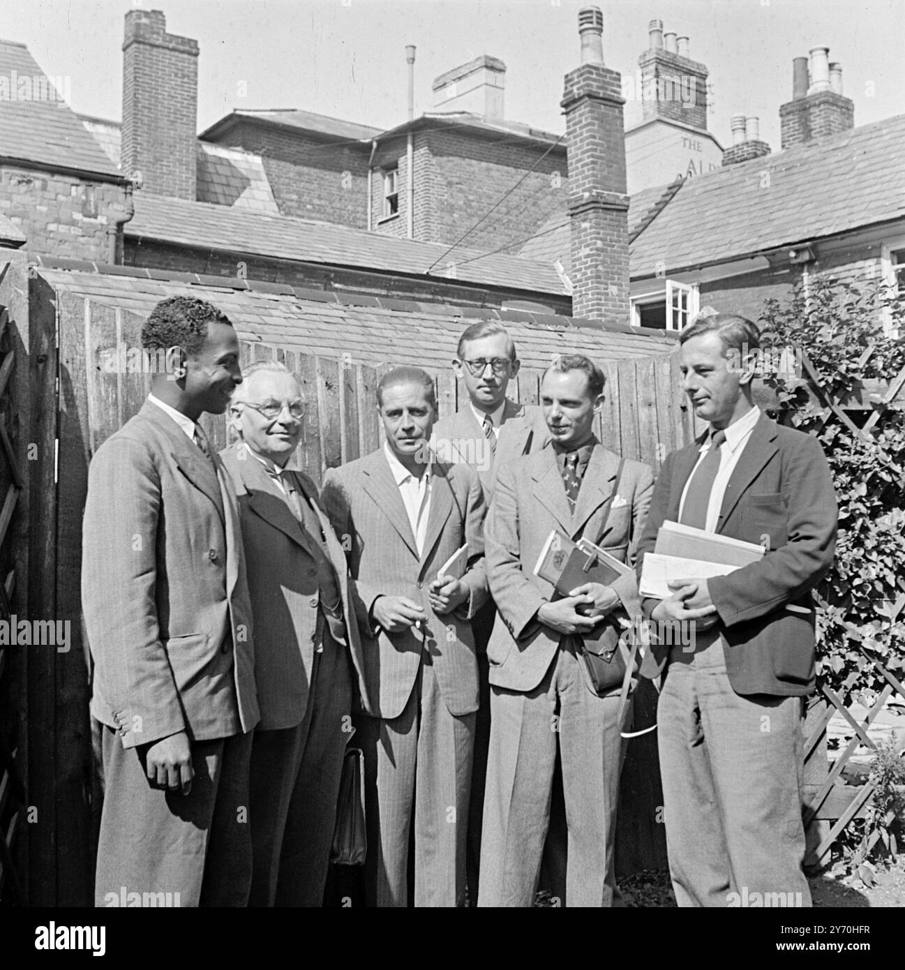 Mr.J.H. Agent des antiquités de Jhabit au Soudan , Dr . A.E. Van Giffen , Professeur à l'Université d'Etat d'Amsterdam , chef du service de recherche archéologique de l'Etat . Dott P. Sestieri département des antiquités de la province de Salemo , Italie , premier directeur Dr . C. J. Becher aust Keeper Musée national de Copenhague . Dr . M. Marcer attaché des muses royaux d' art et Historiere , Belgique , Bruxelles Prof. Stuart Piggott ( chaîne d'archéologie pré-historique , Université d'Édimbourg . 15 septembre 1949 Banque D'Images