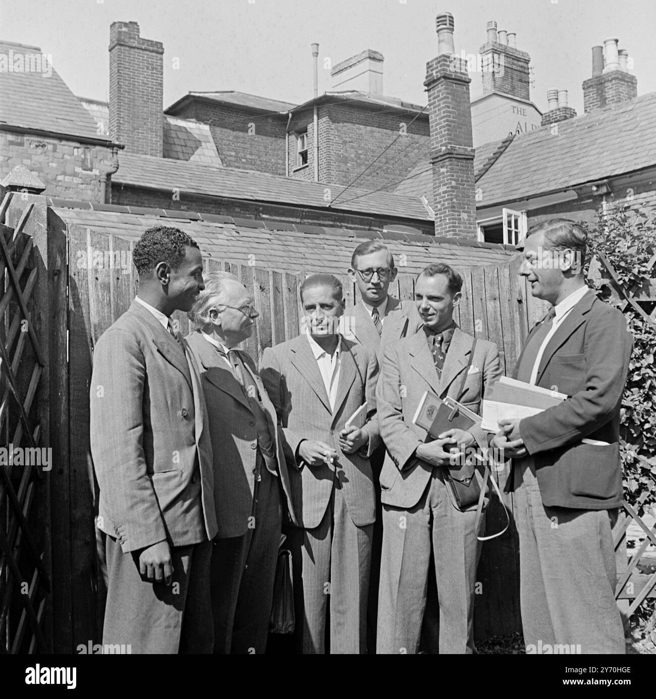 Mr.J.H. Agent des antiquités de Jhabit au Soudan , Dr . A.E. Van Giffen , Professeur à l'Université d'Etat d'Amsterdam , chef du service de recherche archéologique de l'Etat . Dott P. Sestieri département des antiquités de la province de Salemo , Italie , premier directeur Dr . C. J. Becher aust Keeper Musée national de Copenhague . Dr . M. Marcer attaché des muses royaux d' art et Historiere , Belgique , Bruxelles Prof. Stuart Piggott ( chaîne d'archéologie pré-historique , Université d'Édimbourg . 15 septembre 1949 Banque D'Images