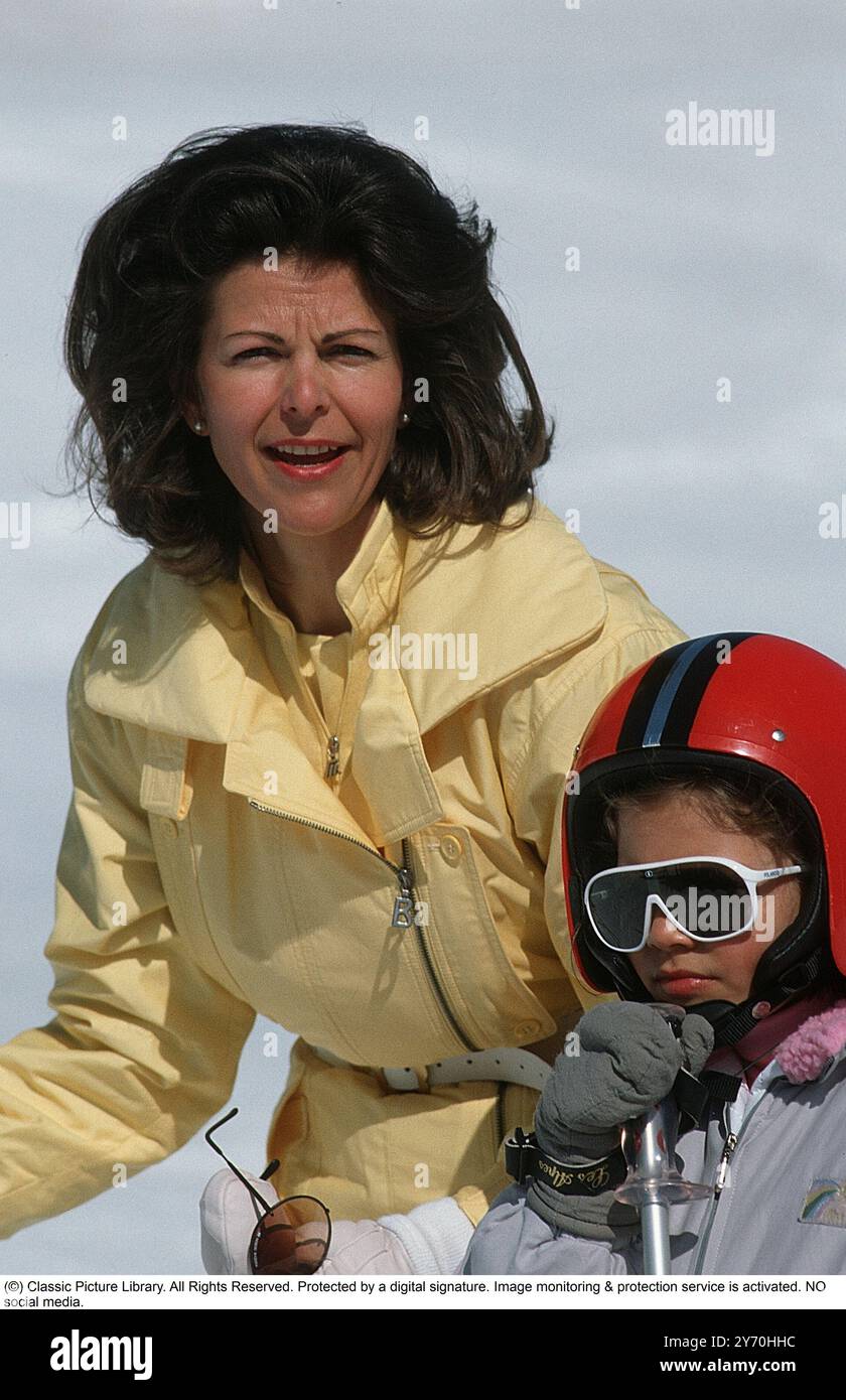 Reine Silvia de Suède avec sa fille princesse héritière Victoria pendant des vacances d'hiver ski dans la station de ski autrichienne de Lech 1985. Banque D'Images