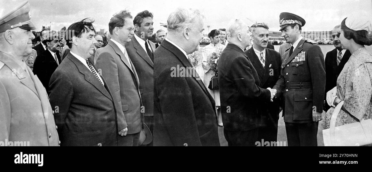 Top Russes étaient à l'aéroport pour dire adieu au Shah de Perse et à la reine Soraya quand ils ont quitté Moscou pour retourner en Perse à la fin de leur visite officielle. Vu ici Voroshilov serre la main avec le Shah comme la reine Soraya regarde. Dans l'image sont LtoR Marshal Zhukov , M. Georgi Malenkov , Pervukhin , Chepilov , Bulganin , Voroshilov , interprète , le Shah de Perse et la reine Soraya .17 juillet 1956 Banque D'Images