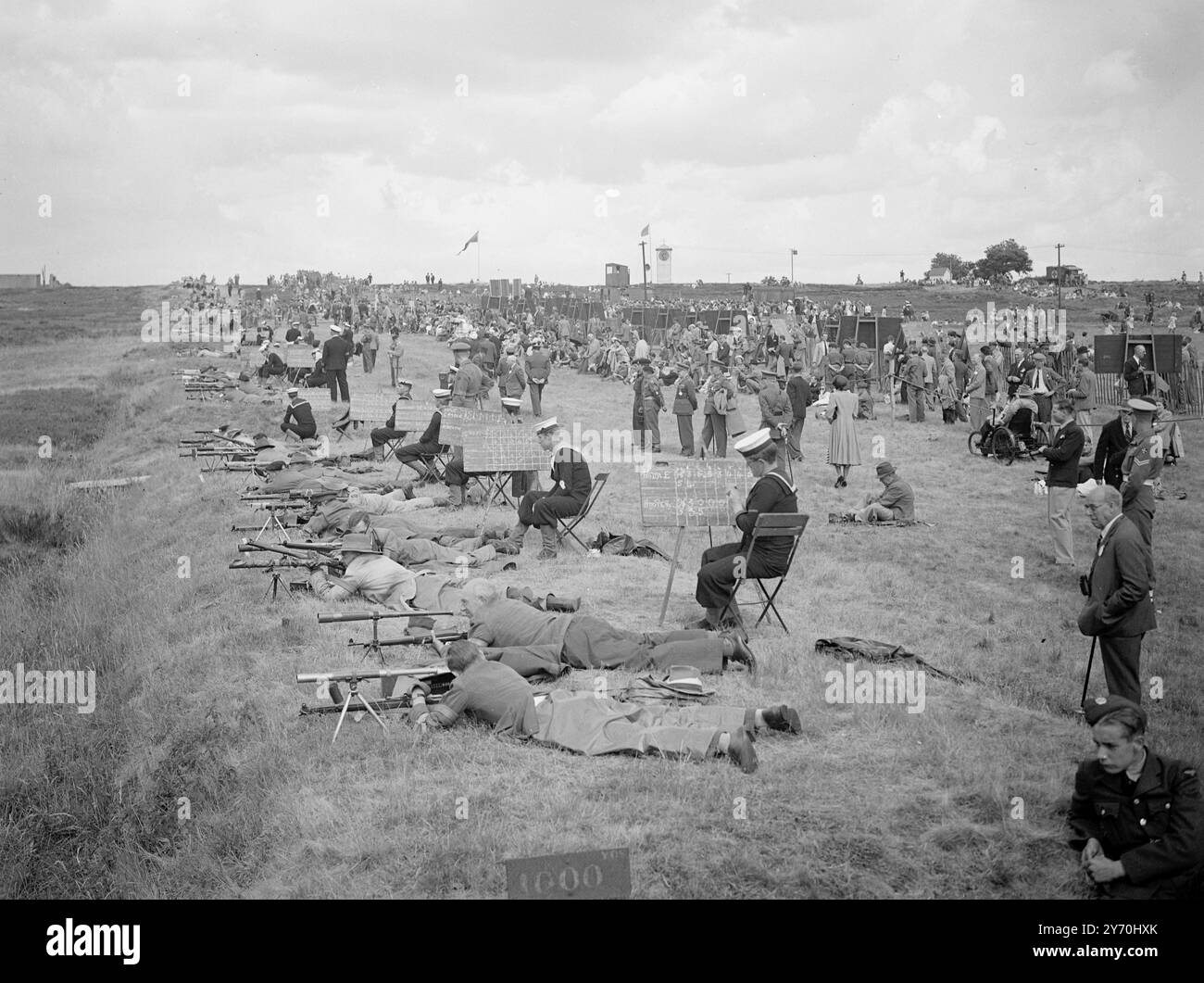 TIR POUR LE PRIX DU ROI À BISI scène sur la gamme de 1 000 yards à Bisley , Surrey alors que les tireurs ont concouru pour le prix du roi . Le prix convoité a été remporté par le capitaine E.W.H. Brookes , anciennement du Royal Army Service corps et maintenant directeur d'un garage à West Wickham , Kent , avec un total de 278 sur un possible 300 . Lieutenant S.F. Wheeler ( City Rifle Club ) a terminé deuxième avec 276 et Mr . A.P. Webster , un ancien membre de Cambridge University O.T.C., a terminé troisième avec 276 . 16 juillet 1949 Banque D'Images