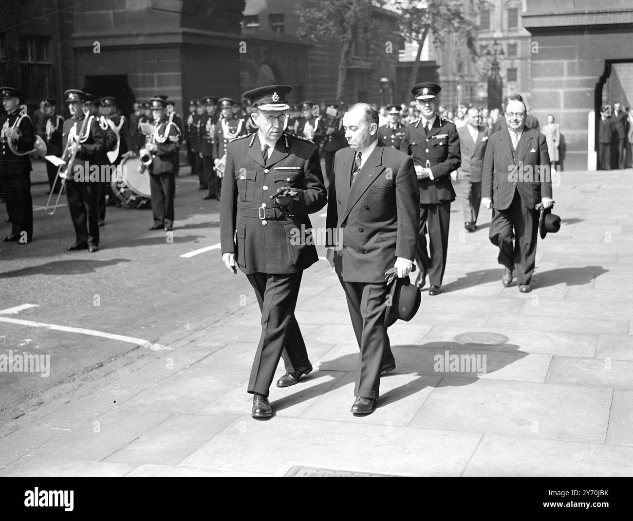 LE CHEF DE POLICE QUI A DÉFIÉ PETAIN VOIT SCOTLAND Yard AU TRAVAIL M. Roger Leonard , préfet de police de Paris qui , avec sa femme et trois officiers supérieurs de police , est en visite privée de bonne volonté en Grande-Bretagne , a vu Scotland Yard ( Londres ) au travail . Il est également à voir d'autres établissements de police et le tournoi Royal. M. Leonard a été démis de ses fonctions par Petain de son poste de directeur du Conseil de la justice militaire lorsque, peu après l'effondrement de la France pendant la seconde Guerre mondiale, il a défié les ordres du gouvernement de Vichy de poursuivre les ministres et les députés qui avaient vainement tenté d'établir le gouvernement français Banque D'Images