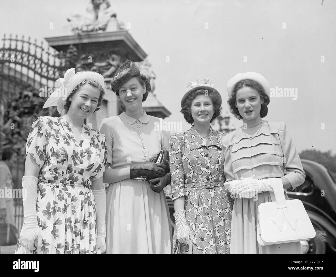 VISITEURS DU PALAIS les visiteurs du palais de Buckingham , étaient ces quatre filles souriantes , qui avaient rendez-vous avec la princesse Elizabeth . De gauche à droite : Ruth Bell , âgée de 20 ans , de Middlesex , Frances Wooler de Rhodésie du Sud , Margaret Knowler ( 17) , de Bexleyheath , ( Kent ) et Judith Kerr de Rhodésie du Sud . Ruth et Margaret , les deux filles britanniques s'envoleront pour la Rhodésie du Sud le 6 juillet dans le cadre d'un programme de bourses itinérantes - un échange annuel de deux Britanniques et de deux Rhodésiens du Sud - financé par la princesse Elizabeth . Frances et Judith feront une tournée dans ce pays Banque D'Images