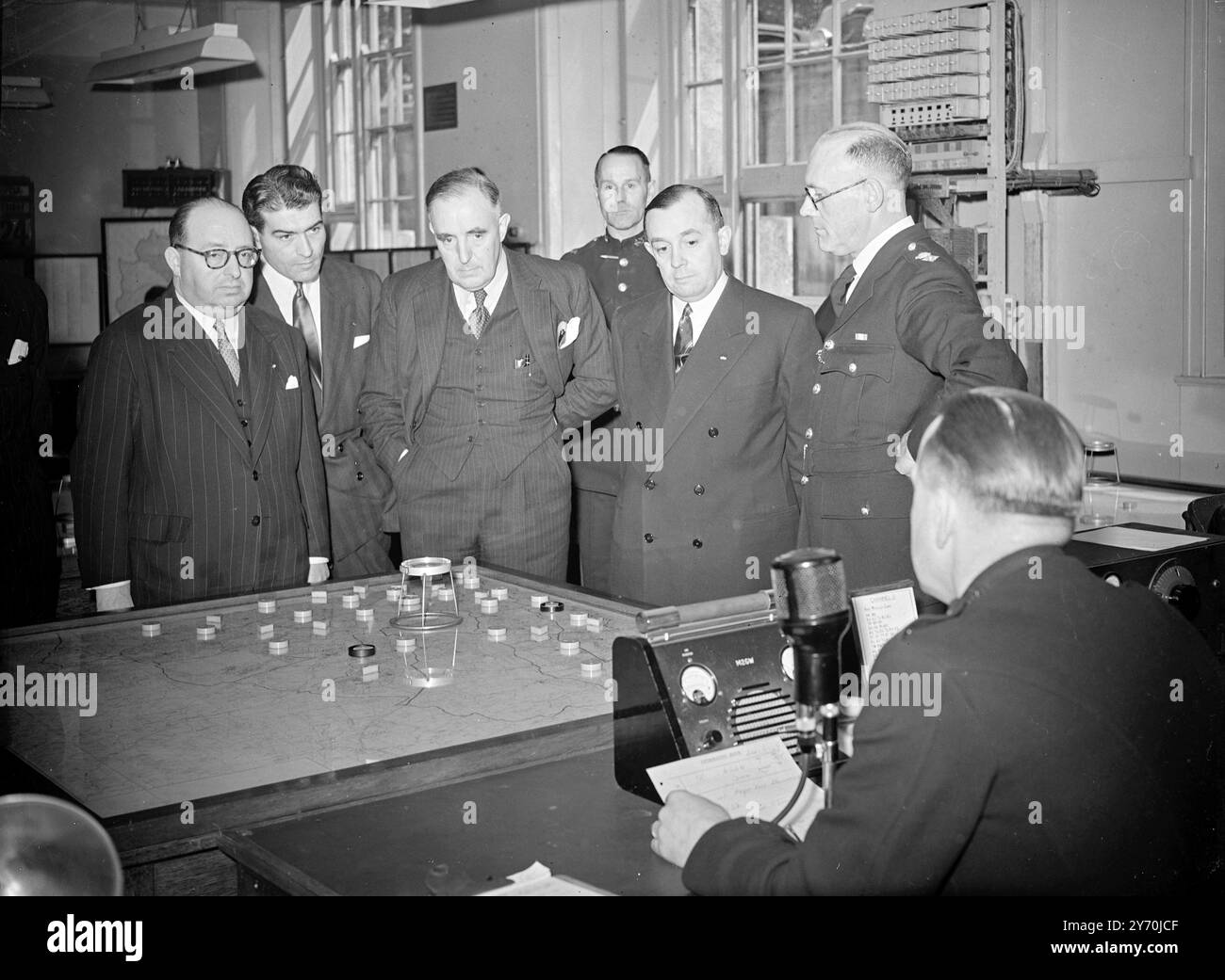 LE CHEF DE POLICE QUI A DÉFIÉ PETAIN VOIT SCOTLAND Yard AU TRAVAIL M. Roger Leonard , préfet de police de Paris qui , avec sa femme et trois officiers supérieurs de police , est en visite privée de bonne volonté en Grande-Bretagne , a vu Scotland Yard ( Londres ) au travail . Il est également à voir d'autres établissements de police et le tournoi Royal. M. Leonard a été démis de ses fonctions par Petain de son poste de directeur du Conseil de la justice militaire lorsque, peu après l'effondrement de la France pendant la seconde Guerre mondiale, il a défié les ordres du gouvernement de Vichy de poursuivre les ministres et les députés qui avaient vainement tenté d'établir le gouvernement français Banque D'Images