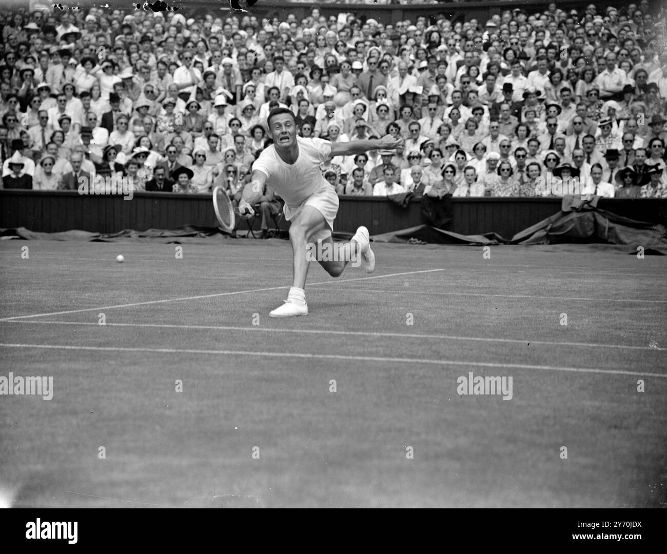 SCHROEDER BAT STURGESS , LE FINALISTE DE WIMBLEDON Ted Schroeder (États-Unis) s'est assuré d'une place dans la finale masculine simple des championnats de tennis sur gazon de Wimbledon (Londres) quand il a battu Eric Sturgess d'Afrique du Sud 3-6 7-5 5-7 6-1 6-2 dans la demi-finale jouée sur le court central . L'IMAGE MONTRE:- TED SCHROEDER , visage déformé par l'ingéniosité de l'effort , lors de son match avec Sturgess . Juin 29 1949 Banque D'Images