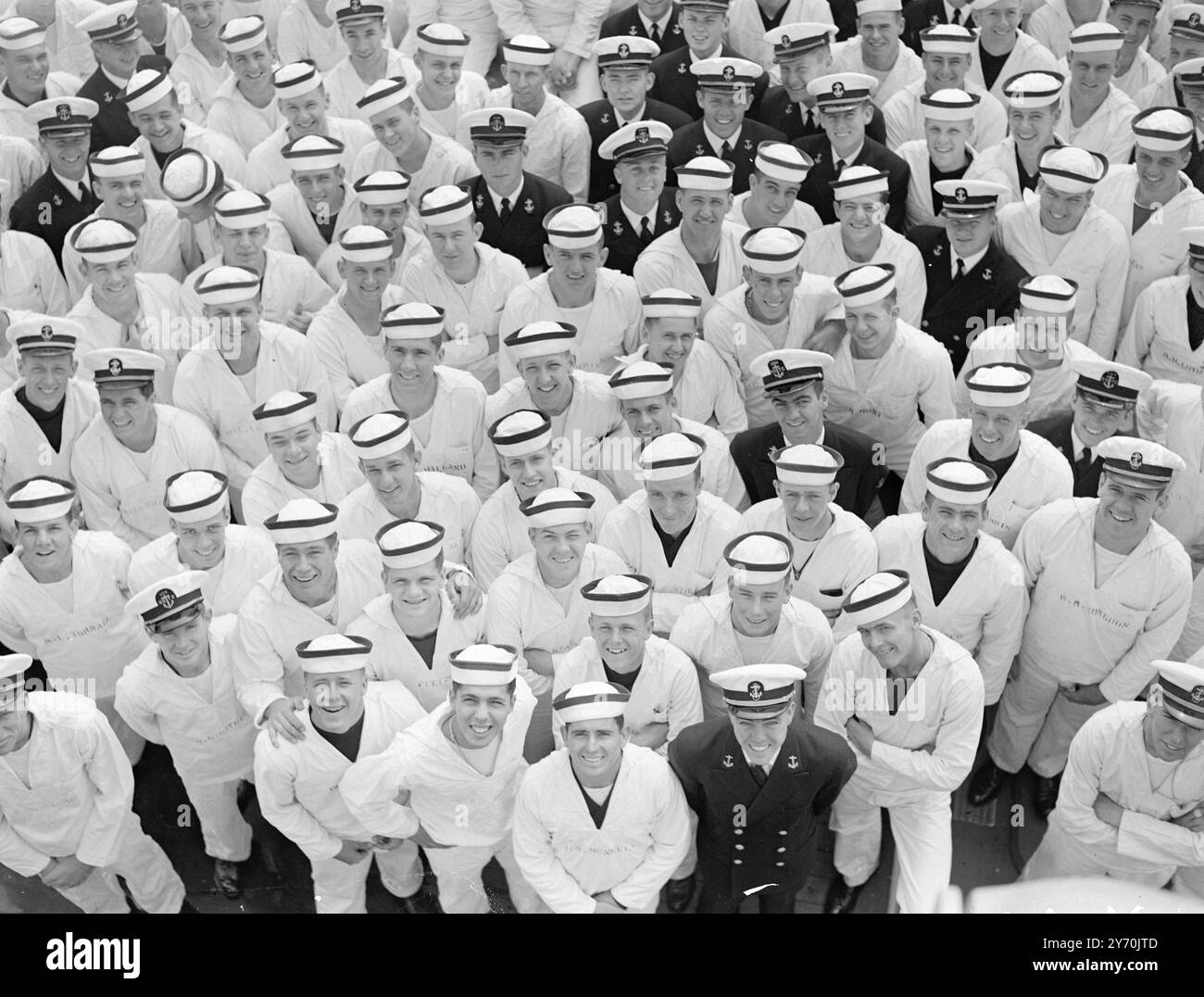 SOURIRES DE LA MER dirigé par le cuirassé MISSOURI -- à bord duquel la reddition japonaise a été signée dans la baie de Tokyo -- l'escadron d'entraînement de la Marine des États-Unis , composé de dix navires , est arrivé à Spithead pour une visite de huit jours à Portsmouth . Il s'agit de la première visite en Angleterre du 45 Missouri , le seul cuirassé américain en service actif , qui arbore le drapeau du contre-amiral A.E. Smith 000 . Avec elle se trouvent cinq destroyers et quatre mouchoirs de mines rapides. En plus de la compagnie des navires , totalisant 5 000 officiers et hommes , avec l'escadron pour une croisière d'entraînement de six semaines sont Banque D'Images