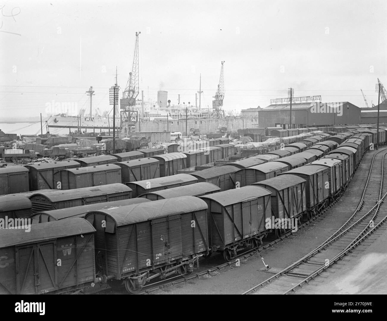 ARRÊT SUR LES EXPORTATIONS SUD-AFRICAINES À SOUTHAMPTON les quais de Southampton ont interdit l'entrée de tout le trafic routier et ferroviaire avec des marchandises d'exportation pour l'Afrique du Sud à la suite de l'accumulation de véhicules essayant de battre les prochaines restrictions du gouvernement malan sur les exportations. En vertu des restrictions du gouvernement sud-africain, les marchandises doivent entrer dans le pays avant le 30 juin sur un navire à destination de ce pays avant le 13 juin. Aujourd'hui, l'espace de stationnement sur les quais de Southampton était épuisé, et de longues files de camions s'étendirent dans les nouveaux quais à 800 mètres. certains des conducteurs ont été avec leurs véhicules garés pour eve Banque D'Images