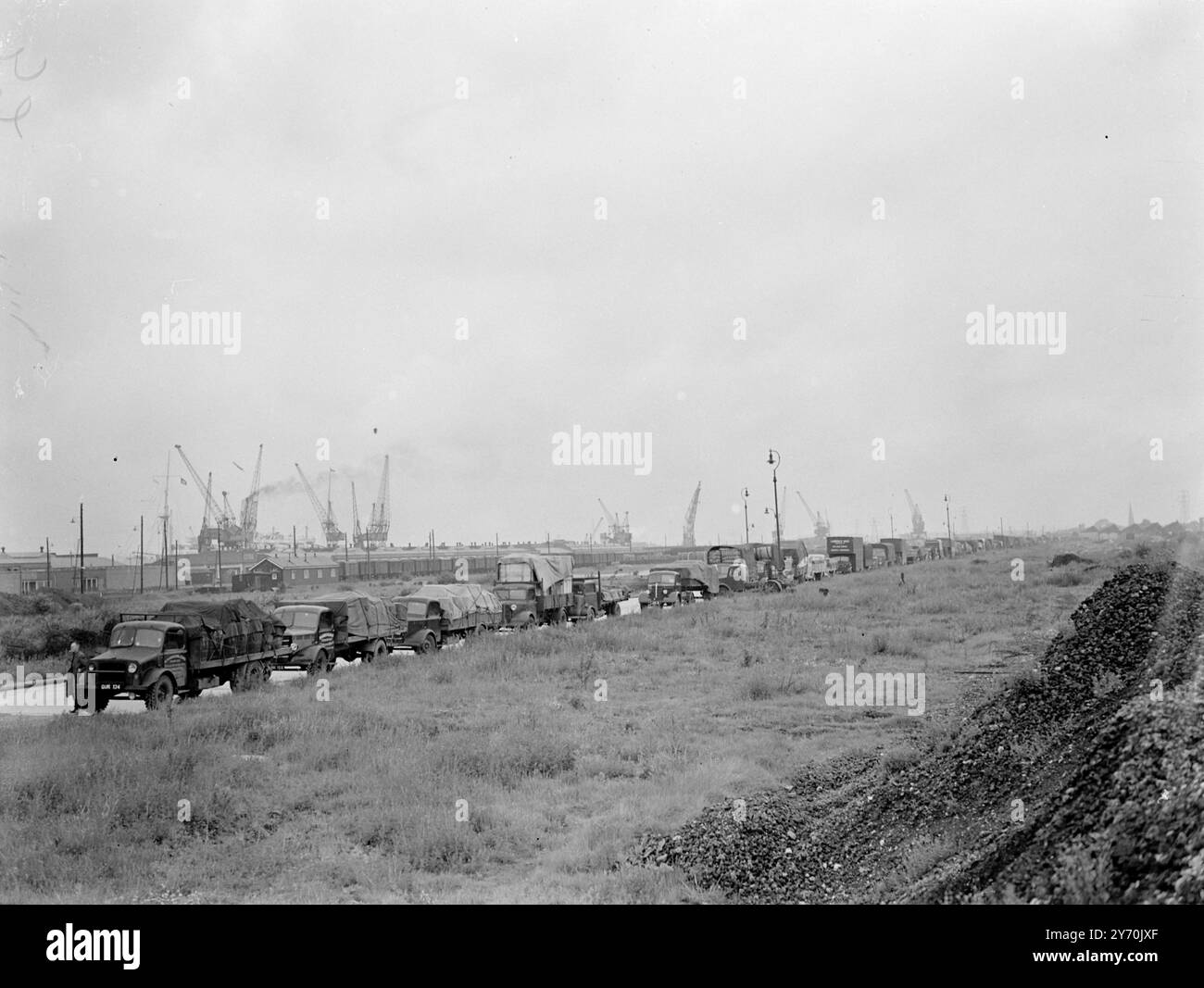 ARRÊT SUR LES EXPORTATIONS SUD-AFRICAINES À SOUTHAMPTON les quais de Southampton ont interdit l'entrée de tout le trafic routier et ferroviaire avec des marchandises d'exportation pour l'Afrique du Sud à la suite de l'accumulation de véhicules essayant de battre les prochaines restrictions du gouvernement malan sur les exportations. En vertu du gouvernement sud-africain, les marchandises faisant l'objet de restrictions doivent entrer dans le pays avant le 30 juin à bord d'un navire à destination de ce pays avant le 13 juin. Aujourd'hui, l'espace de stationnement sur les quais de Southampton était épuisé, et de longues files de camions s'étendirent dans les nouveaux quais à 800 mètres. certains des chauffeurs sont restés avec leurs véhicules stationnés depuis plus de temps Banque D'Images