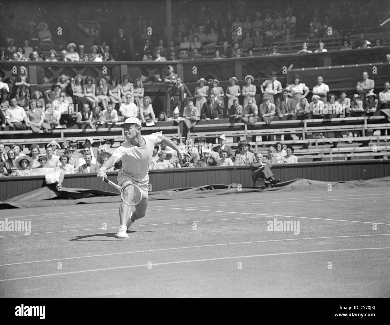 EN ACTION AUJOURD'HUI O.W. SIDWELL ( Australie ) porte une expression de détermination comme il retourne un coup à son adversaire américain , FRANK PARKER , lors de leur match de court central dans les championnats de tennis sur gazon qui ont été repris au All - England Club , Wimbledon ( Londres ) . 21 juin 1949 Banque D'Images