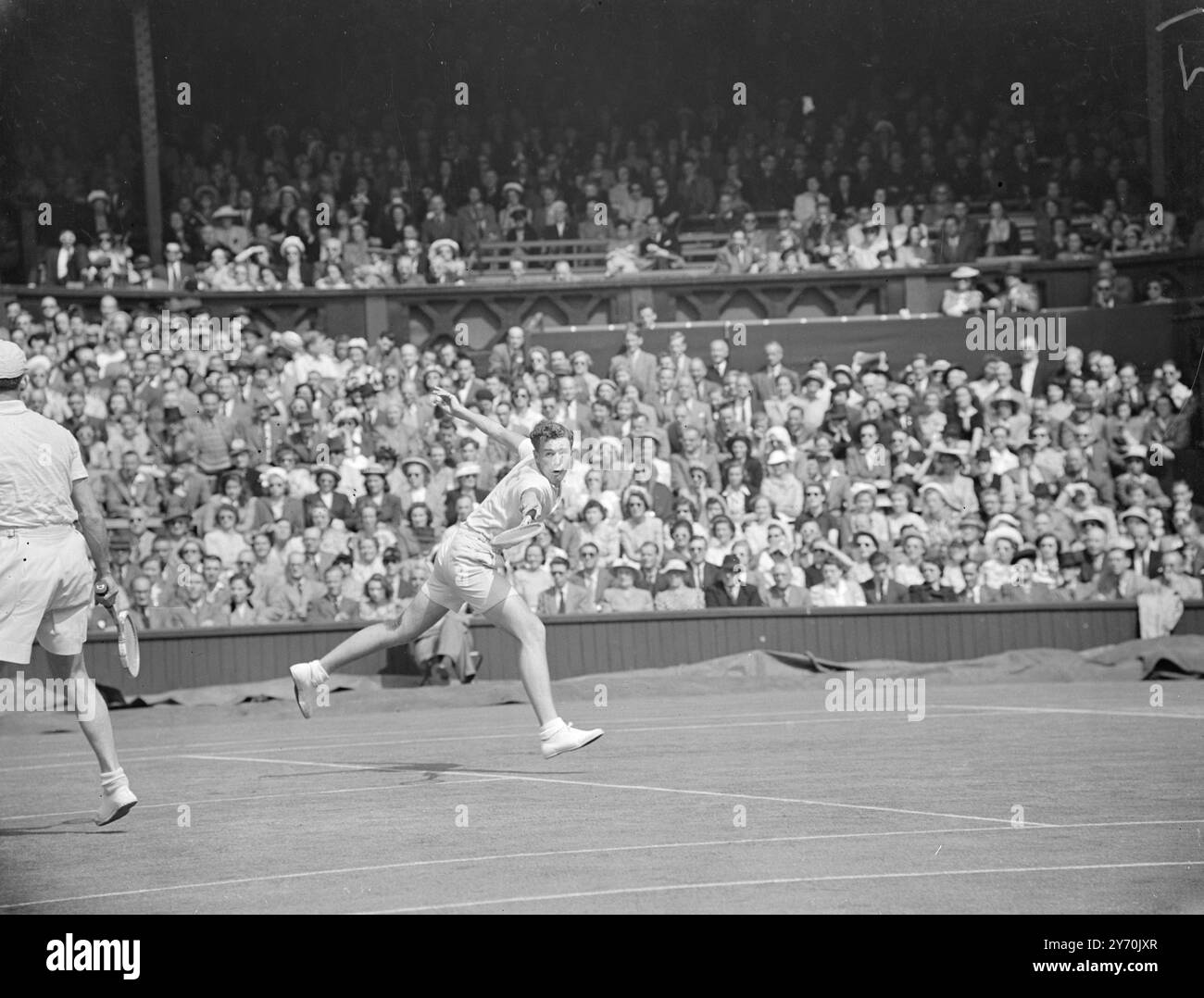 L'AUSTRALIE EN JEU G . Worthington ( Australie ) qui a été partenaire par E. Fannin , d'Afrique du Sud dans leur match contre R. Gonzales et Frank Parker - tous deux en tant que U.S.A - est vu en action à Wimbledon dans les championnats de tennis sur gazon . 22 juin 1949 Banque D'Images