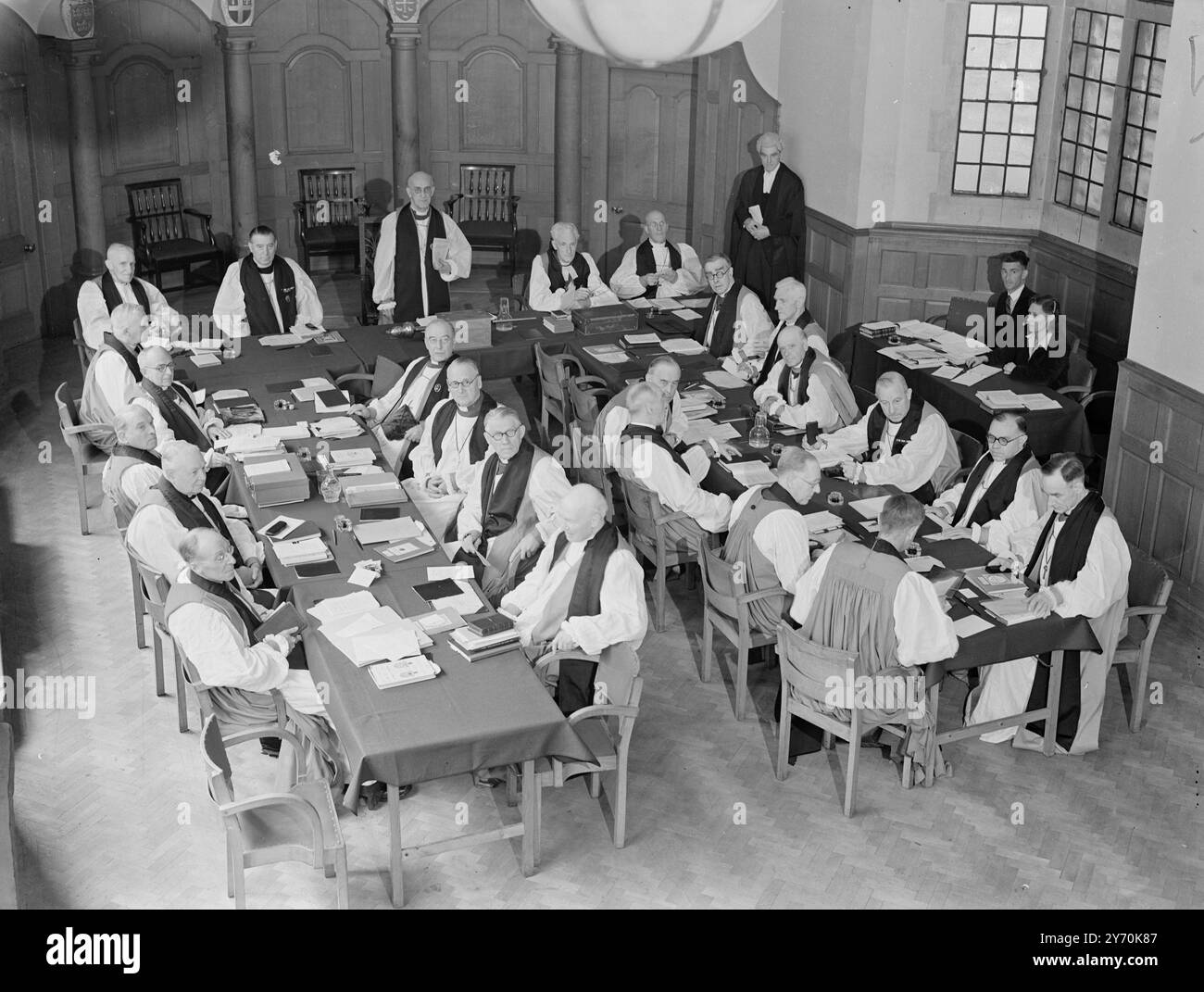 PRIMATE À LA CONVOCATION - - - la scène en tant que membres de la convocation de Canterbury a commencé leurs délibérations à Church House , Westminster , Londres . - - L'archevêque de Canterbury Dr. GEOFFREY FISHER , est vu debout à la table du haut où - de gauche à droite - sont l'évêque de Birmingham , RT. Rév. Dr .E.W. Barnes : l'évêque de Londres , RT. Rév. Dr J.W.C. WAND : l'archevêque de Cantorbéry ; l'évêque de Winchester , RT . Rév. S.S.G. LEESON . - - Les convocations de Canterbury et York sont les deux premières chambres de l'Assemblée de l'Église qui a été constituée en 1920 ' pour délibérer o Banque D'Images