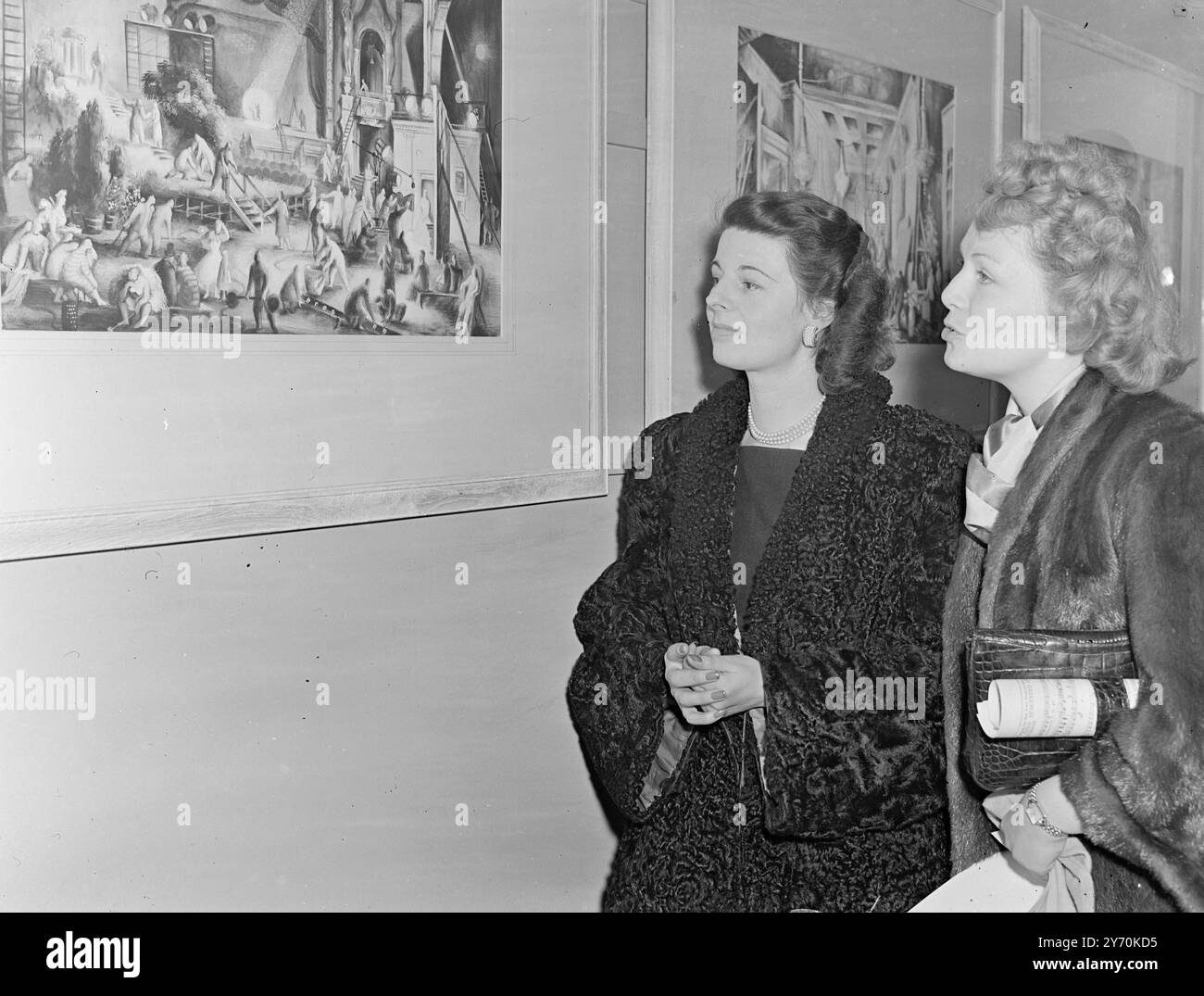 ART OUT OF THE STUDIO MISS colleen Browning ( À GAUCHE) , 26 ans, fille du major-général Langley Browning , escorte l'actrice JEAN KENT lors d'une inspection de sa première exposition qui a ouvert aujourd'hui à la Little Gallery , Piccadilly , Londres . Intitulée ' Scenes Behind the film ' , l'expédition est composée de peintures à la gouache , dont beaucoup sont à l'intérieur d'un studio de cinéma. Mlle Browning doit se marier le mois prochain à New York avec M. Geoffrey Wagner , Oxford Scholar , poète et écrivain , professeur de littérature anglaise à l'Université de Rochester . Ils se sont engagés le jour à l'arrière Banque D'Images