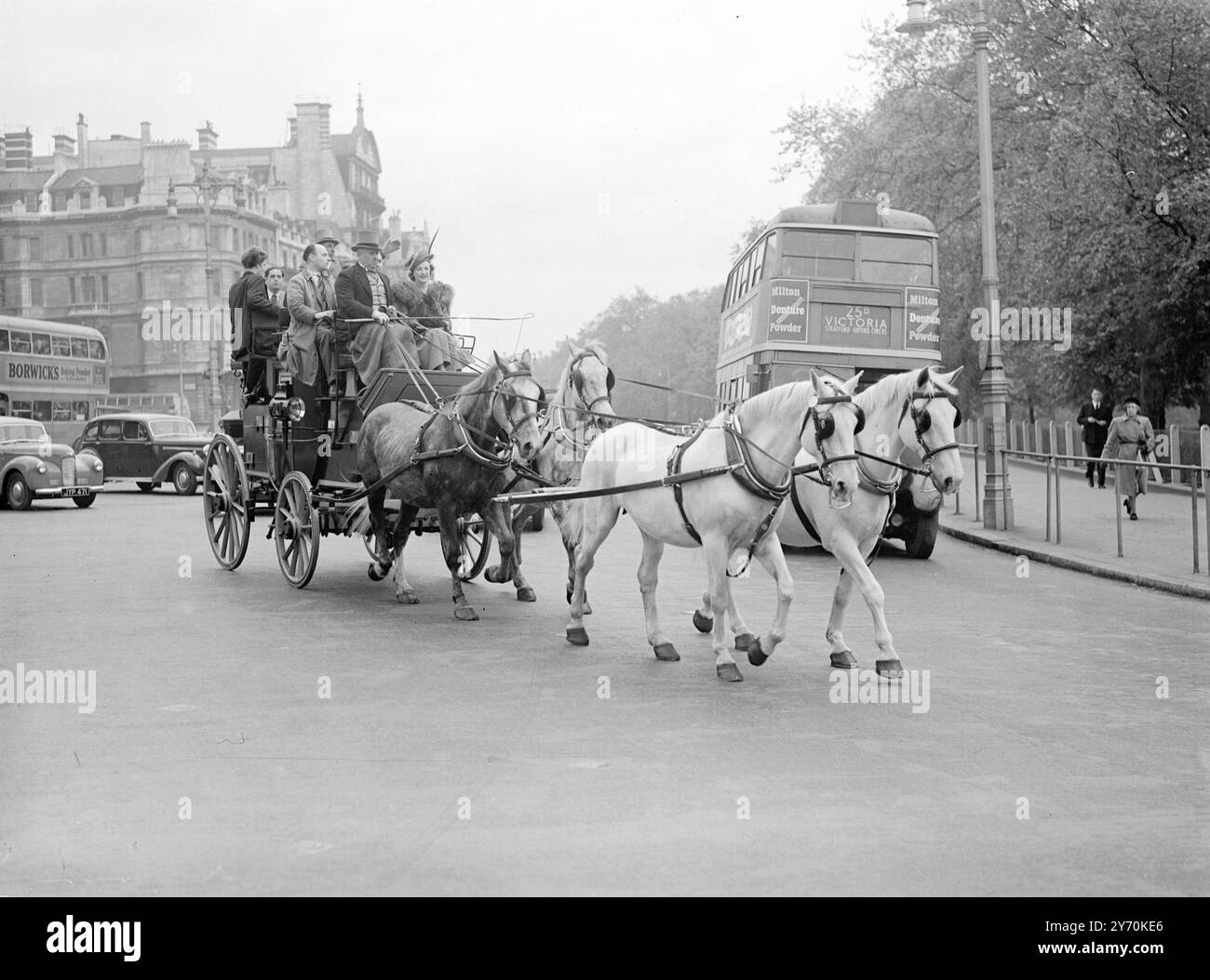 LES TOURISTES PEUVENT VOIR LONDRES PAR ÉTAPE - AUTOCAR visite par étape - AUTOCAR est la dernière idée de Londres pour ses visiteurs d'outre-mer. Le service , organisé par M. . Raleigh G. Hollinberg , un londonien , a été inauguré aujourd'hui . Dix étapes anglaises historiques - autocars ont été mis à la disposition des passagers. SPECTACLES D'IMAGES : - étape -bus touristes à Hyde Park Corner , Londres . 9 mai 1949 Banque D'Images