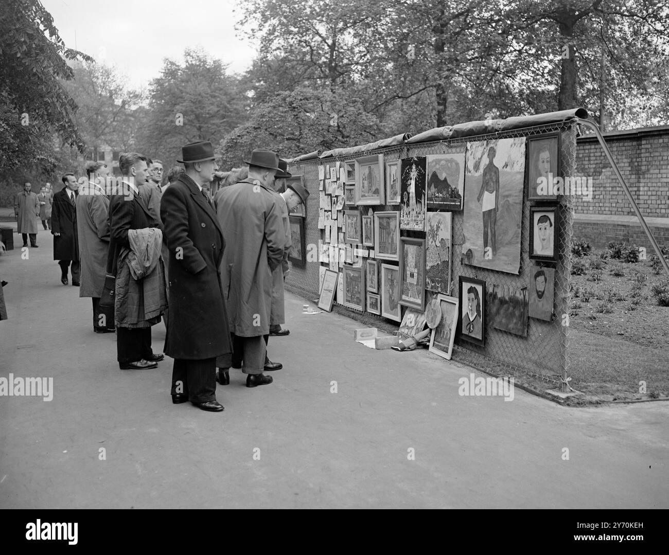 Les artistes de LA GALERIE D'ART EN PLEIN AIR DE LONDRES ont fait la queue toute la nuit pour obtenir un espace suspendu pour leurs photos dans les jardins Victoria Embankment. Où le London County Council organise son deuxième spectacle en plein air. Le spectacle durera jusqu'au 21 mai. SPECTACLES DE PHOTOS :- les premiers téléspectateurs - ces gens sont arrivés à Victoria Embankment Gardens (Londres ) tôt ce matin pour voir les peintures en plein air - spectacle . 10 mai 1949 Banque D'Images