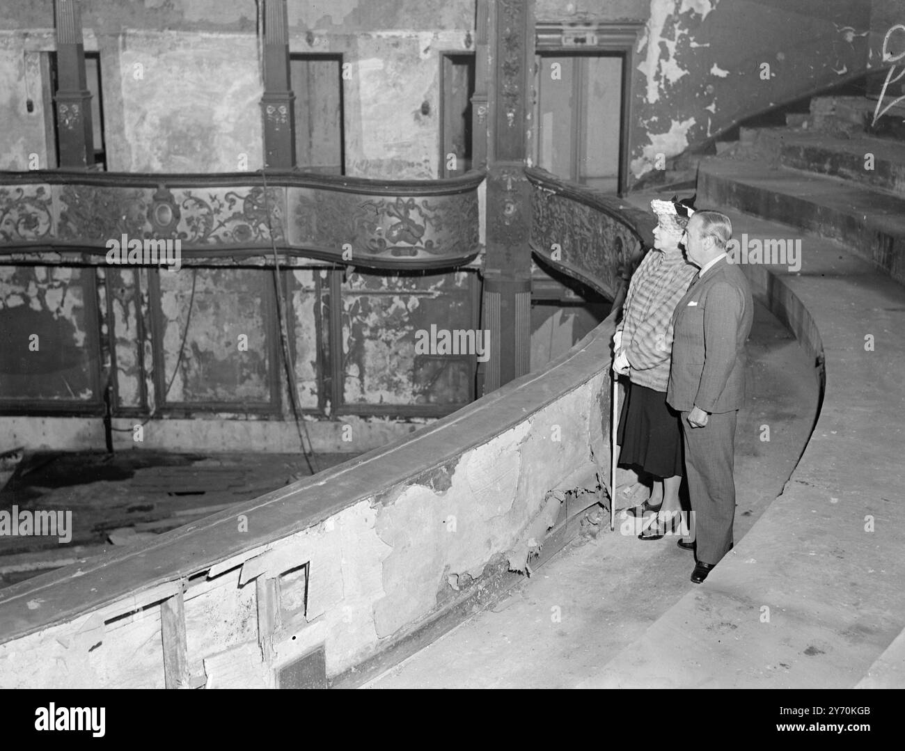 LEUR VISITE A RAMENÉ DES SOUVENIRS MR . Lupino Lane , qui prévoit de rouvrir le célèbre Gaiety Theatre dans le Strand ( Londres ) vers la fin de cette année , explique la scène de désolation à une ancienne Gaiety Girl Miss Sylvia Grey ( maintenant Mme Stewart ) quand ils ont visité le théâtre aujourd'hui . Mlle Grey , qui est apparue sur la scène de Gaiety de 1886 à 1893 , est maintenant aveugle , mais Mr . Lupino lui a donné une photo de la scène telle qu'elle est aujourd'hui. 28 avril 1949 Banque D'Images