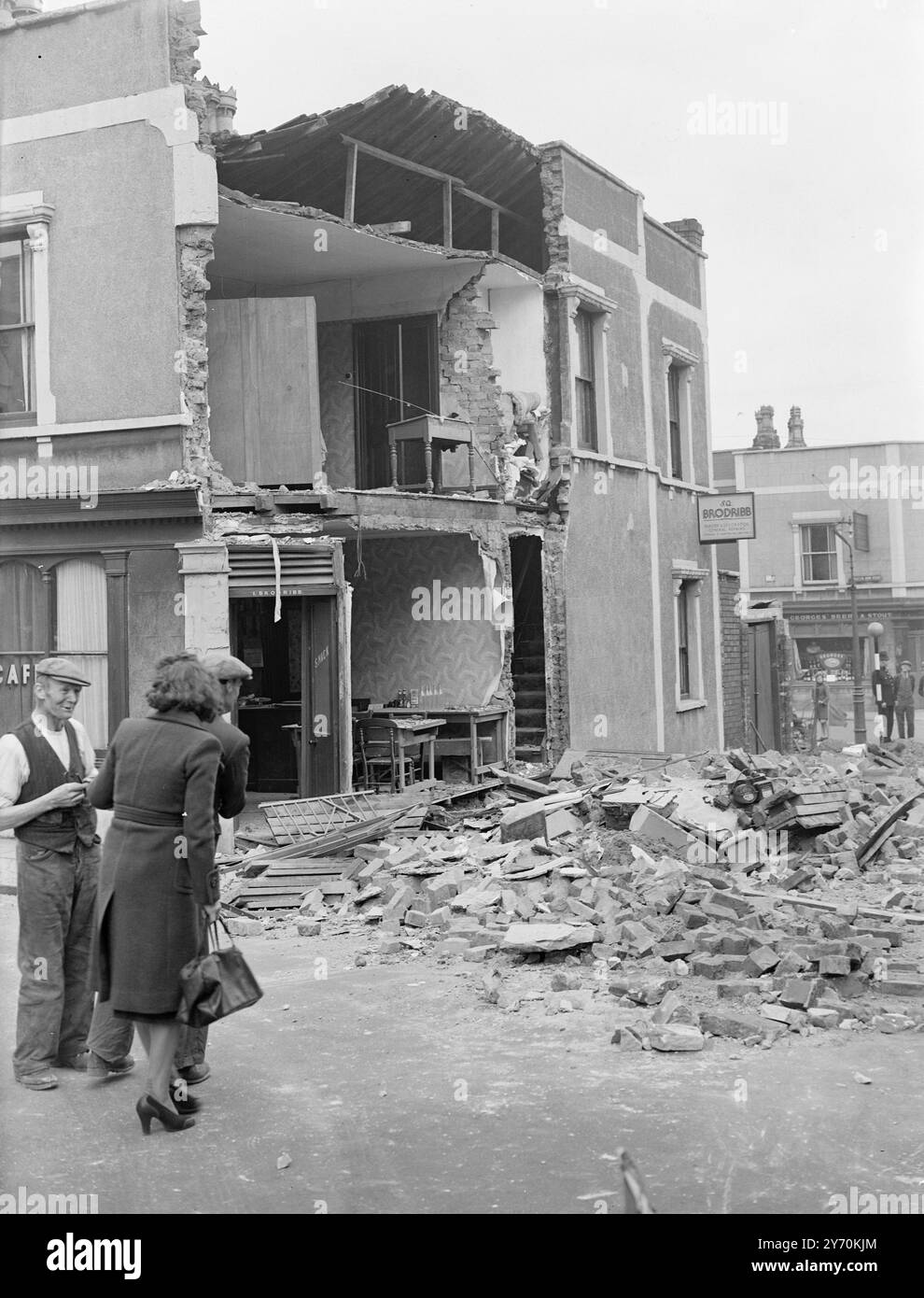 LE café Brodribb à Barton Hill, Bristol, est tombé POUR le THÉ les constructeurs avec un mur entier en ruines sur la route. Le mur s'est effondré sans avertissement alors que les ouvriers opéraient des perceuses pneumatiques sur la route à dix mètres de là. 3 mai 1949 Banque D'Images