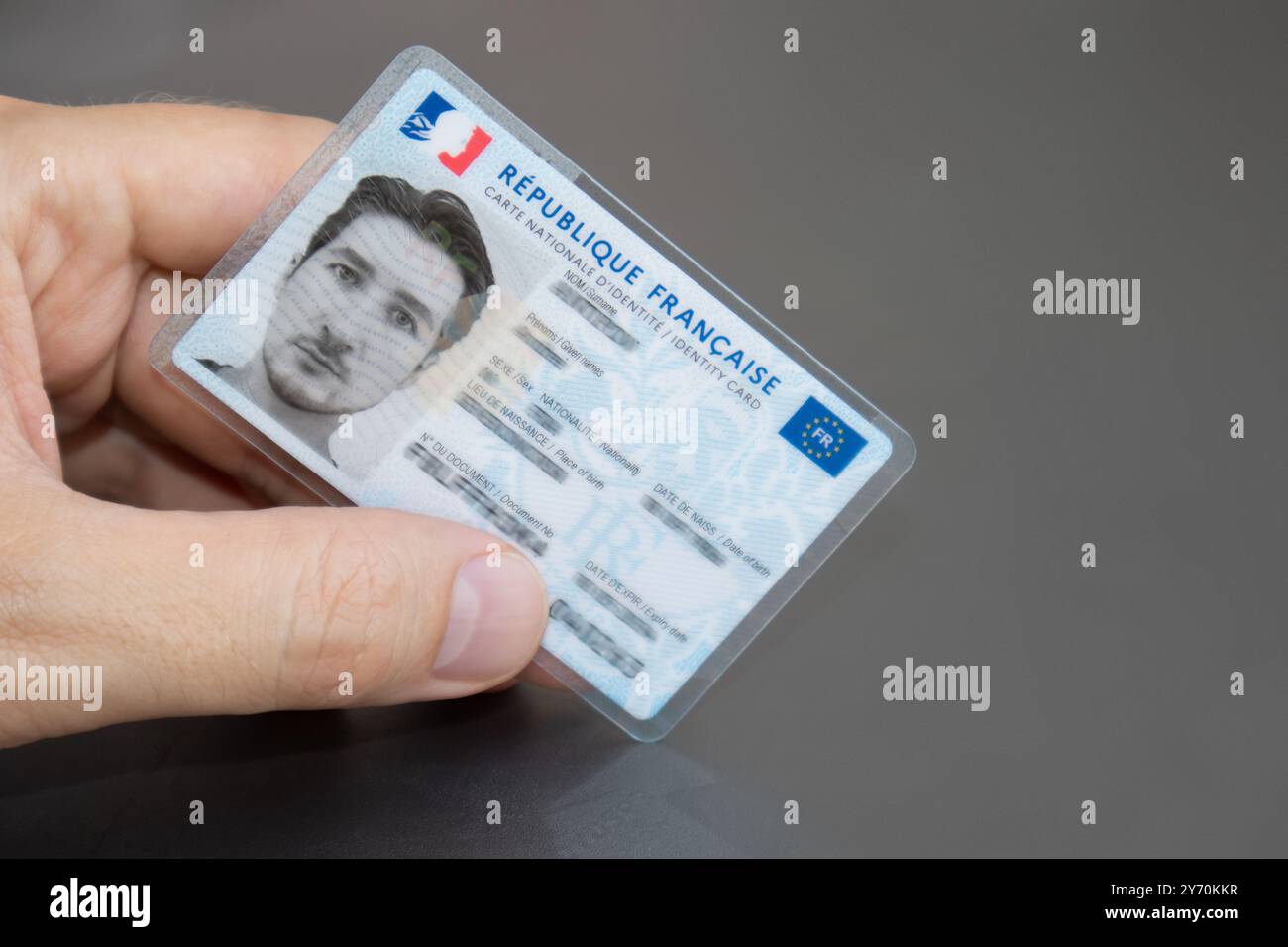 Main tenant une carte d'identité française Banque D'Images