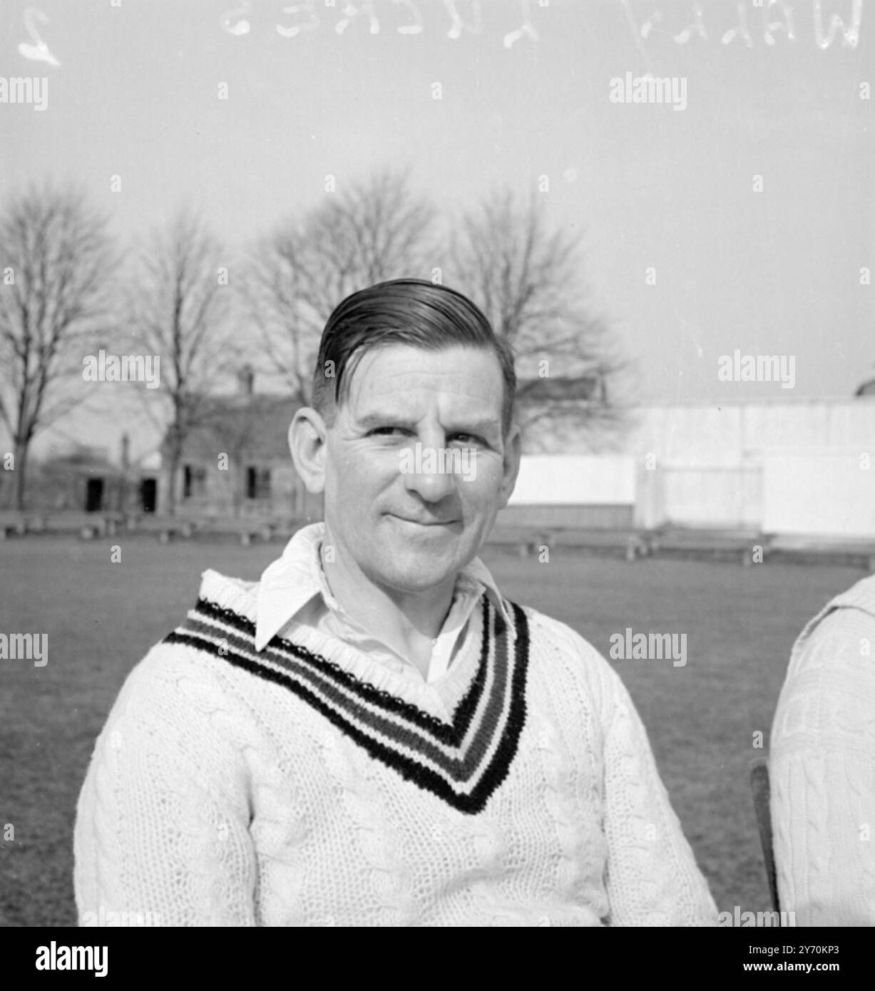 GUICHET de SOMERSET - GARDIEN W.T. LUCKES 9 illustré ici 0 est guichet = gardien du cricket du comté de Somerset onze . Il est aussi un batteur utile. La saison dernière, il a effectué 403 courses en 43 manches pour une moyenne de 14,92. Son score le plus élevé était de 36 non sorti. 26 avril 1949 Banque D'Images