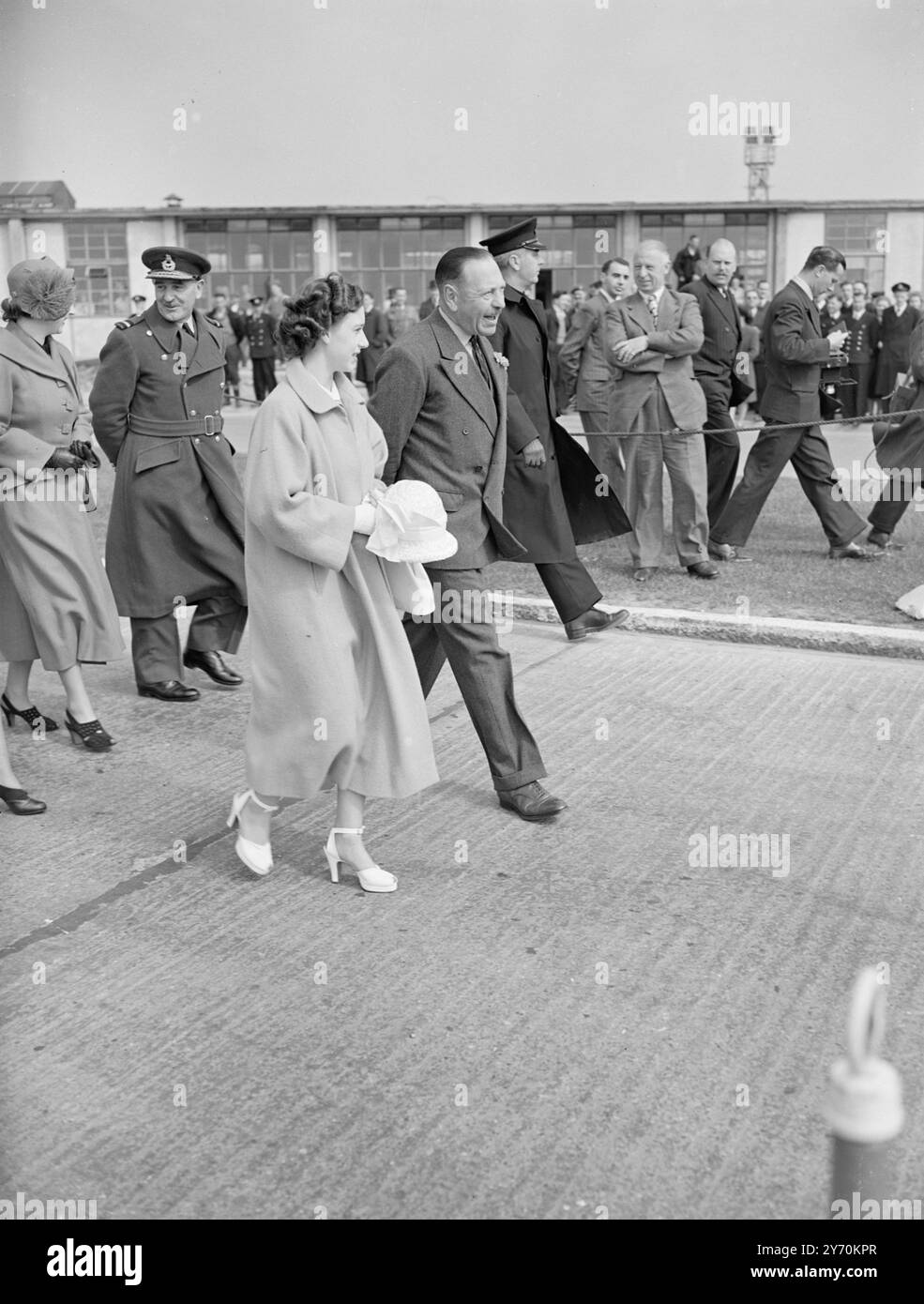 LA PRINCESSE MARGARET VOLE POUR L'ITALIE la princesse Margaret a quitté l'aéroport de Londres pour Naples dans un avion du vol du roi, sur son mois - longue visite privée en Italie . La princesse avec son petit groupe passera la nuit à Naples et le lendemain arrivera à l'île de Capri pour une courte visite. Ils se rendront ensuite à Sorrente et plus tard à Rome , où la princesse sera l'invitée de l'ambassadeur britannique pendant une semaine . Pendant son séjour à Rome, elle devrait rendre visite au président Einaudi et au premier ministre de Gasperi. Après Florence , Venise et Stresa , la princesse Marguerite quittera l'Italie b Banque D'Images