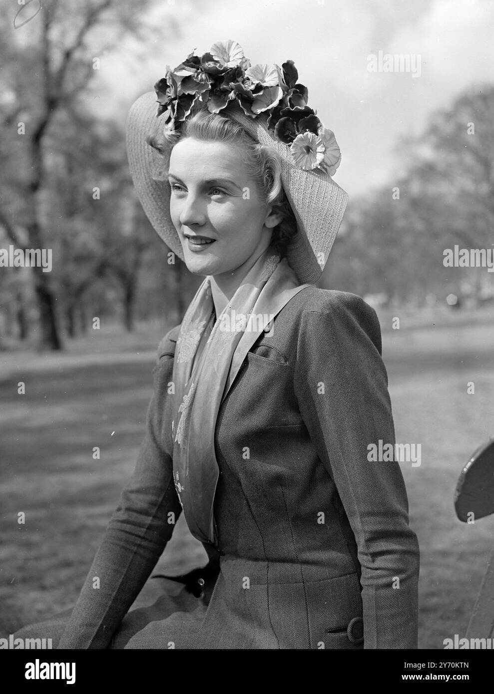 POUR LE DÉFILÉ DE PÂQUES ANNE CRAWFORD , star de cinéma britannique , portant son bonnet de Pâques . ' Cavalier ' , une paille de Leghorn rose lavande avec des pansies ombragées et des pivoines garnies d'un ruban de velours de mousseline ( par Kay ) . Anne portera « Cavalier » à la parade de Pâques relancée à Hyde Park le dimanche matin de Pâques. La fin du rationnement des vêtements rend possible le retour de ce qui était autrefois un défilé de mode printanier annuel pour les Londoniens à Rotten Row . 15 avril 1949 Banque D'Images