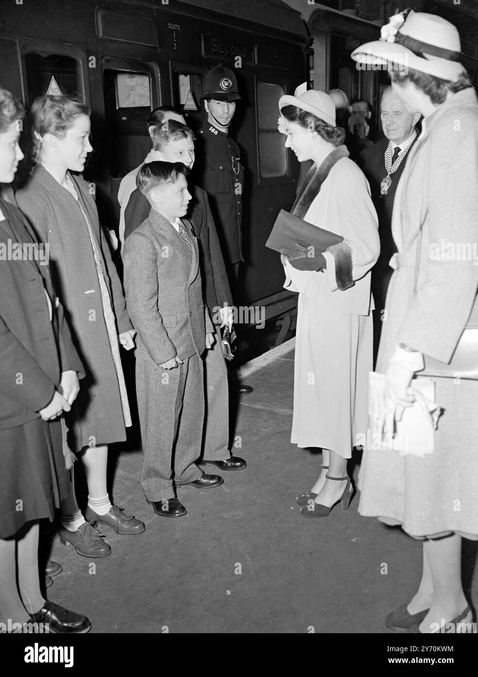Les enfants de la princesse Elizabeth See partent pour la Suisse la princesse Elizabeth était à Victoria Station, à Londres aujourd'hui (mercredi) pour offrir bonne chance aux 50 enfants qui sont partis passer un mois de vacances à Lucerne, en Suisse. Les enfants - 25 garçons et 25 filles - ont tous entre 10 et 14 ans, et toutes leurs dépenses sont payées en cadeau de la mairie et des hôteliers de Lucerne en cadeau à la princesse Elizabeth à la naissance du prince Charles. Les enfants ont été choisis parmi des victimes de raids aériens et des orphelins à Londres, Manchester, Birmingham et Plymouth le 20 avril 1949 Banque D'Images