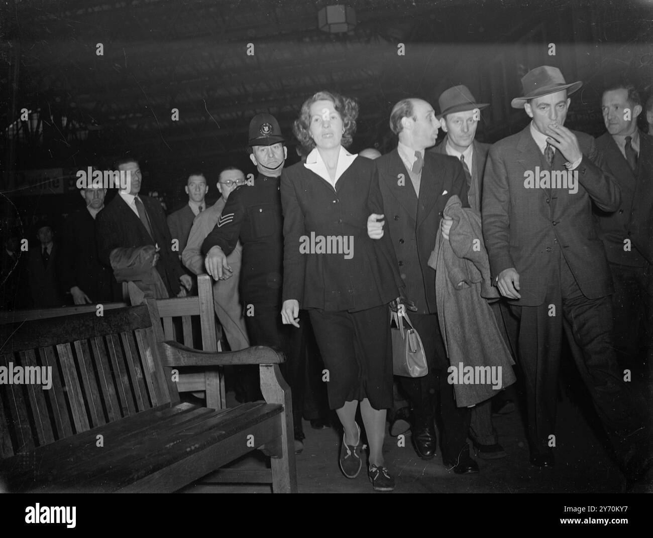 MME . SWANN ARRIVE À LONDRES POUR '' CONFÉRENCE URGENTE AVEC L'AVOCAT '' Mme Kathleen Swann , épouse du marchand de thé disparu de 64 ans Richard Rhod Swann , est arrivée à Londres d'Axminster pour assister à '' une conférence urgente de milieu de journée avec son avocat , M. Ambrose Appelbe '' . Leur discours a lieu à Mr . Le bureau d'Appelbe à New Square, Lincoln's Inn. IMAGES :- Mme Swann photographiée quand elle est arrivée à la gare de Waterloo ( Londres ) . 22 avril 1949 Banque D'Images