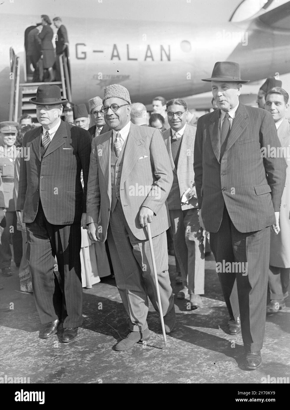 TROIS PREMIERS MINISTRES SE PRÉSENTENT À LA CONFÉRENCE les premiers ministres de trois pays du Commonwealth - M. Joseph Chifley d'Australie , M. . Peter Fraser, de Nouvelle-Zélande, et Liaqat Ali Khan, du Pakistan, sont arrivés à l'aéroport de Londres pour participer à la Conférence du Commonwealth , qui commence à Londres cette semaine . M. Chifley discutera également avec les ministres britanniques du plan visant à développer le territoire du Nord de l'Australie en tant que zone d'élevage de boeuf . L'IMAGE MONTRE :- de gauche à droite - Mr . PETER FRASER : LIAQAT ALI KHAN : et M. JOSPEH CHIFLEY à l'arrivée à l'aéroport de Londres . 20 avril 1949 Banque D'Images