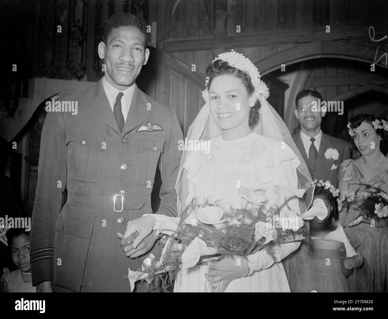 Arthur WINT WEDS, athlète Polytechnic Harriers qui a remporté les Jeux Olympiques du 400 mètres pour la Jamaïque, était marié à Mlle Norma Marsh, secrétaire de 27 ans, à l'église presbytérienne Marylebone de Londres. Wint, âgé de 28 ans, est étudiant en médecine à l'Hôpital Bartholomew de Londres. MONTRE DES IMAGES ;- ARTHUR WINT , qui était marié en uniforme de la Royal Air Force , quittant la cérémonie . 6 avril 1949 Banque D'Images