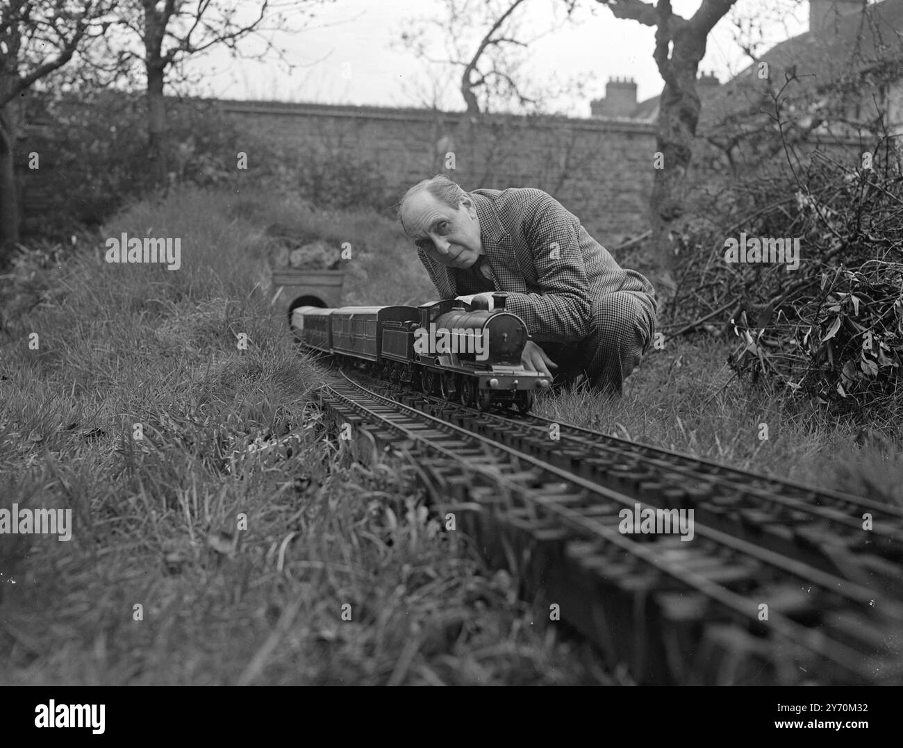 SON PLAISIR DE PÂQUES SERA D'ORGANISER SON PROPRE CHEMIN DE FER. Un homme passera les Pâques - pause d'une manière inhabituelle mais néanmoins agréable , est M. . Arthur Phillips , acteur shakespearien bien connu maintenant près de soixante-dix . Il est le fier propriétaire de l'un des chemins de fer britanniques - homme . Situé dans un verger d'un tiers d'acre à sa maison de Richmond ( Surrey ) , le chemin de fer se compose d'une voie de 500 pieds de long , qui a un écartement de 3 pouces et quart de pouce , trois machines à vapeur , pesant chacune 60 livres , et des voitures de couloir . Son système a aussi des tunnels , des remblais , des voies de garage , et un idiot - preuve s Banque D'Images