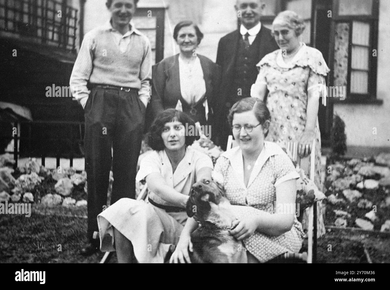 VEUVE MORTE - LA POLICE CHERCHE POUR SAC À MAIN la recherche généralisée se poursuivait pour le sac à main qui appartenait à 69 ans - Mme . Emily Armstrong , la veuve dont le corps battu a été retrouvé dans un magasin de teinturerie et de nettoyage à High Street . St. John's Wood. Londres . Le sac à main est en cuir noir tendu , et a un motif croisé en relief . On pense qu'il contenait le billet hebdomadaire de saison de la femme de Cannon's Park , sa carte d'identité et un peu d'argent . La police cherche également l'arme avec laquelle Mme . Armstrong a été tué. IMAGES :- Mme . Emily Armstrong ( derrière à gauche Banque D'Images