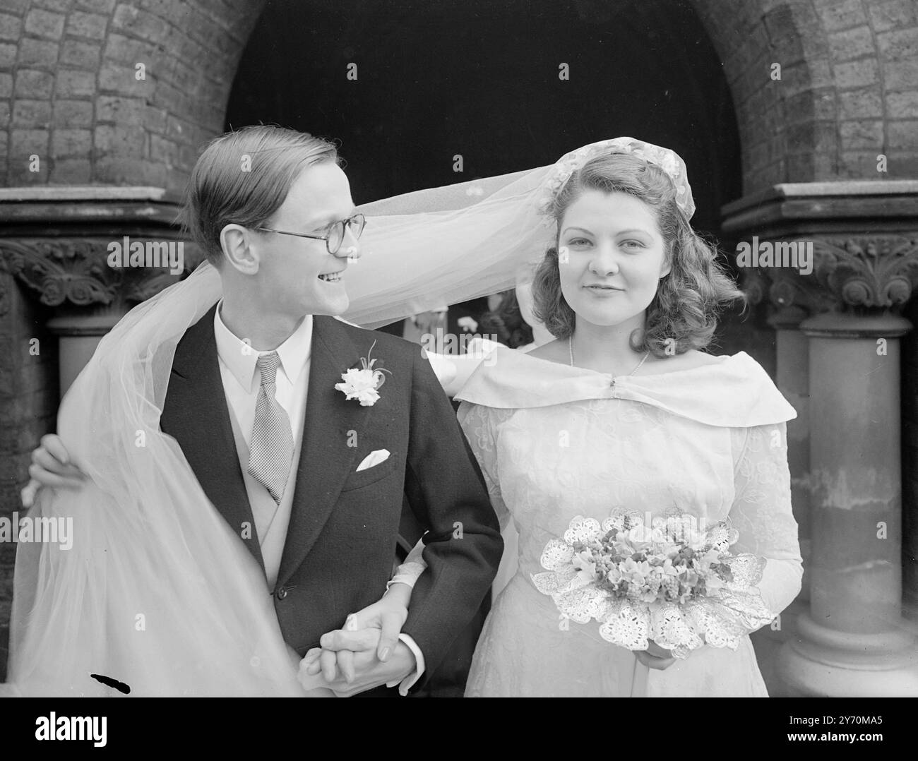 LA MARIÉE ATTENDAIT AU VICAIRE DE L'ÉGLISE N'EST PAS ARRIVÉE Mlle VIVIENNE MIGNON qui portait un poseur insolite daintily serti dans une dentelle - comme un entourage , a été tenue d'attendre à l'église pour son mariage avec M. . TURNER D . PONT ( de Hendon ) à St. Stephen's Hampstead , Londres . Une '' Star girl '' hôtesse de l'air de British South American Airways - sa maison est à Sydney, Australie - devait avoir été mariée par 82 - an - Rev F . SHARP qui a dû oublier le mariage , le dernier qu'il devait effectuer , de sorte que le nouveau Vicaire , entendant les cloches sonner , a enquêté sur la cause et a ensuite effectué la cérémonie h. Banque D'Images