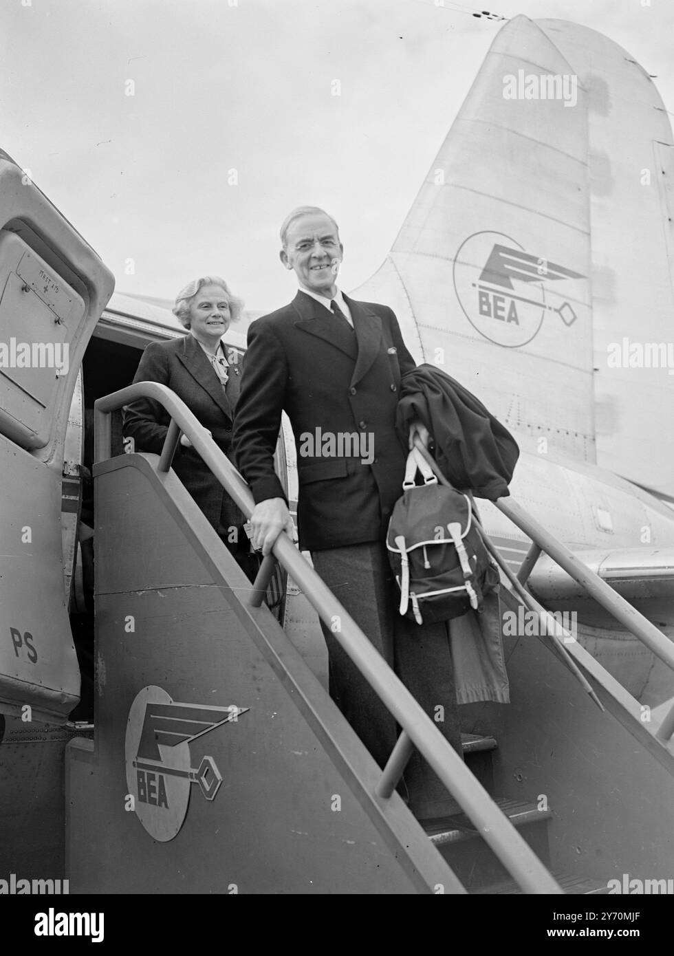 SIR STAFFORD REVIENT EN PLEINE FORME Sir Stafford Cripps , chancelier de l'Échiquier , est arrivé à l'aéroport Northolt de Suisse -une quinzaine de jours plus tôt que prévu quand il a commencé sa cure dans une clinique de Zurich il y a un peu plus d'un mois . Selon les rapports , Sir Stafford a fait d'excellents progrès et devrait être en bonne position pour sa visite à Washington à la fin du mois pour des entretiens financiers avec M. Snyder , son homologue aux États-Unis . Jusqu'à sa visite américaine, le chancelier devrait continuer son repos et sa récupération. IMAGES MONTRENT:- Sir Stafford Cripps ., l Banque D'Images