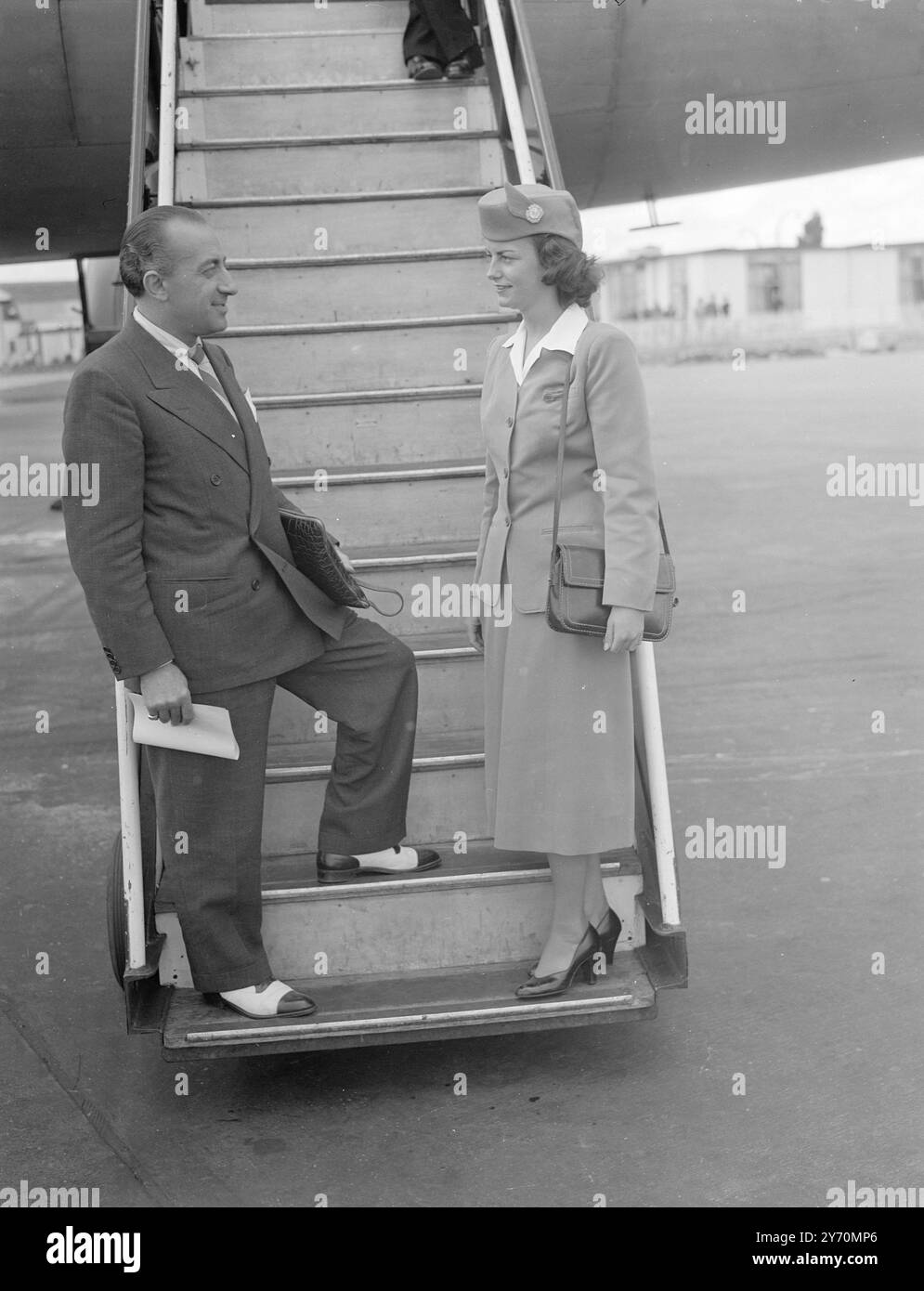 POUR FAIRE UNE TENTATIVE DE VOL ATLANTIQUE John Brondello, 36 ans, est arrivé hier tard par Pan American Clipper de New York avec l'intention de voler un monomoteur Beechcraft ' Bonanzo ' sans escale de Lisbonne à New York le mois prochain. Son avion arrivera à l'aéroport de Londres à bord d'un cargo Clipper demain, et après les essais en vol et l'assemblage, vous l'emporterez chez lui à Turin, en Italie, quelques jours plus tard, il se rendra à Lisbonne pour préparer son vol sans escale. 15 septembre 1949 Banque D'Images