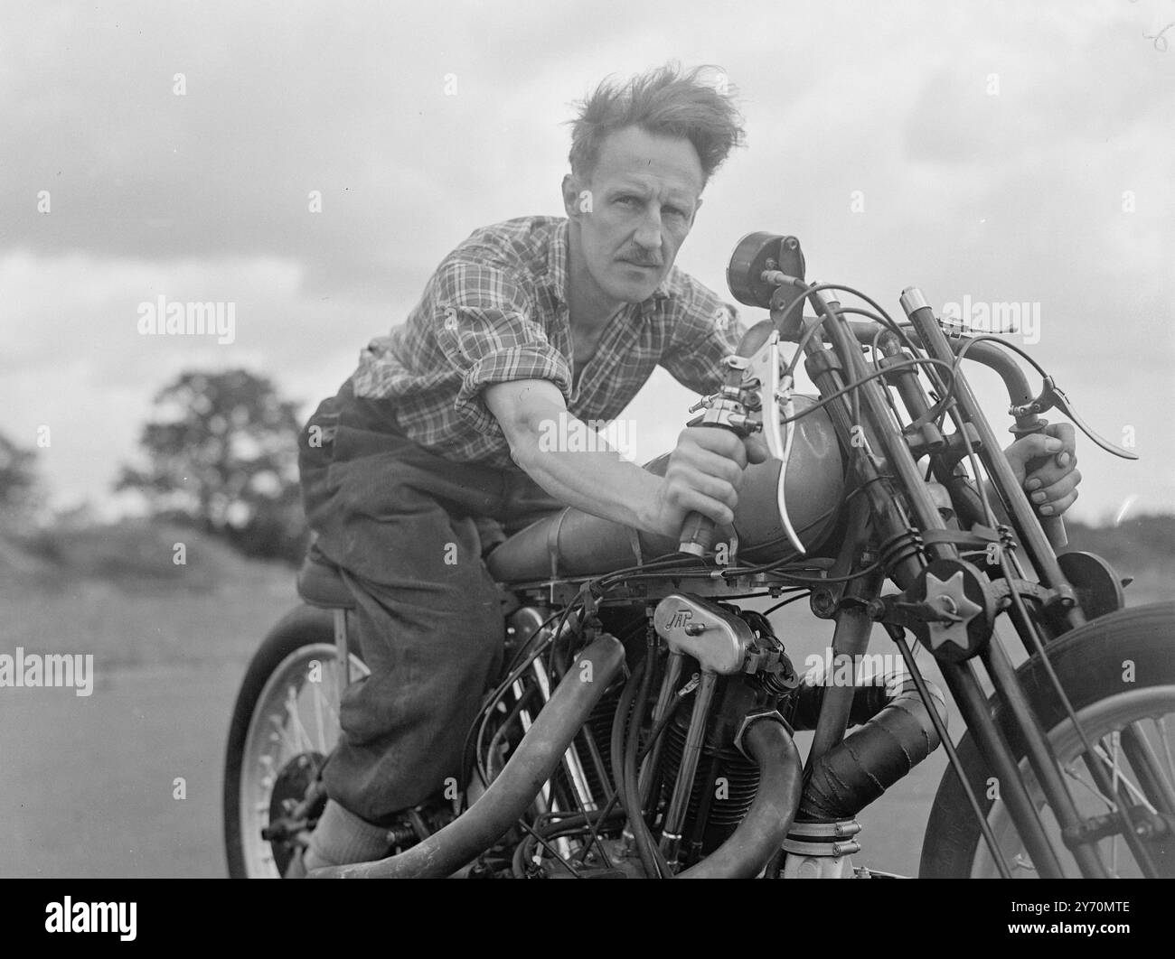 200 M.P.H. SUR DEUX ROUES - PILOTE BRITANNIQUE POUR ATTAQUER LE RECORD NOEL B. Pope, le coureur de moto londonien, part pour l'Amérique ce week-end pour tenter d'atteindre 200 miles à l'heure - un nouveau record du monde - sur les Salt Flats de Bonneville, Utah. Le record actuel de vitesse de moto de 174 miles à l'heure a été établi par Ernest Henley d'Allemagne en 1937. La machine de Papes est essentiellement le Brough Superior d'avant-guerre dans lequel il y a plus de dix ans, il s'établit sur le record du tour de Brooklands de 125 miles à l'heure, mais elle a été reconstruite et a maintenant une coque profilée comme un avion avec des ailes courtes pour garder la moto en marche Banque D'Images
