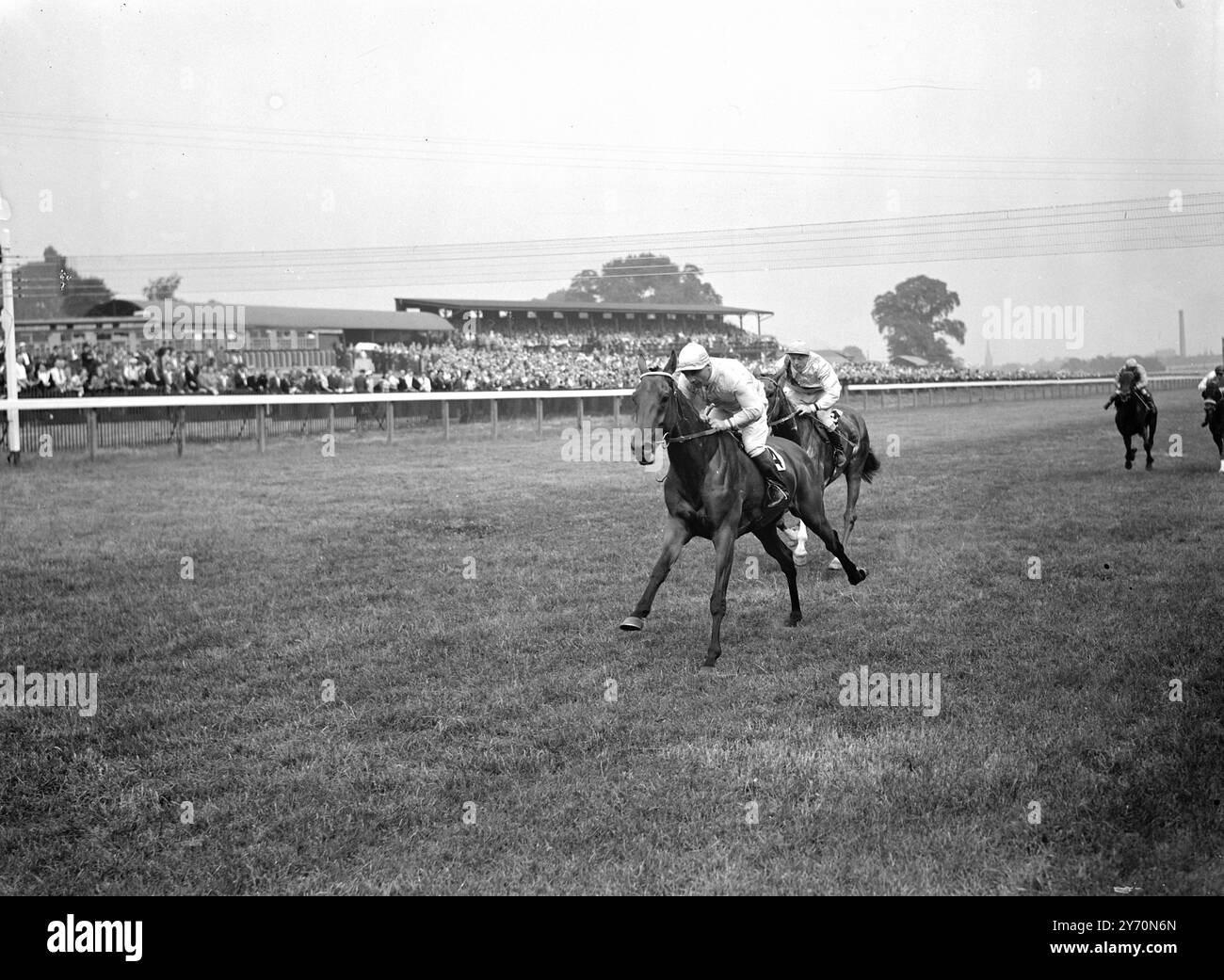 GORDON REVIENT---EN FORME GAGNANTE GORDON RICHARDS , champion de jockey , était de retour en selle à Alexandra Park aujourd'hui après une touche de soleil qui l'a affecté il y a quinze jours . Il a célébré son retour en remportant la première course sur le CODE ÉQUITABLE DE Lord Astor , ici vu gagner de Mr . ICÔNE D'OR DE Geoffrey Armstron , monté par D. Smith . Fair Code a couru à 5-1 sur . Juillet 25 1949 Banque D'Images