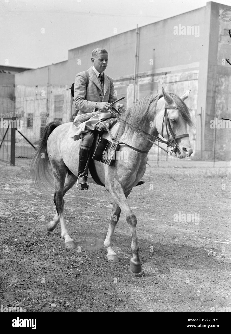 LONG TRAJET À CHEVAL INTERNATIONAL vu monté sur son étalon arabe gris RIFFAYAL au White City Stadium , Londres est Mr. L.W. CUTLER d'Aldridge Corner , Staffordshire . Il avait monté tout le chemin jusqu'à l'International Horse Show - maintenant en cours à la ville Blanche - couvrant la distance de sa maison au rythme de 25 miles par jour. Pour briser la monotorie du voyage, Mr. Cutler a fait suspendre le poste de radio au cou du cheval. Juillet 25 1949 Banque D'Images