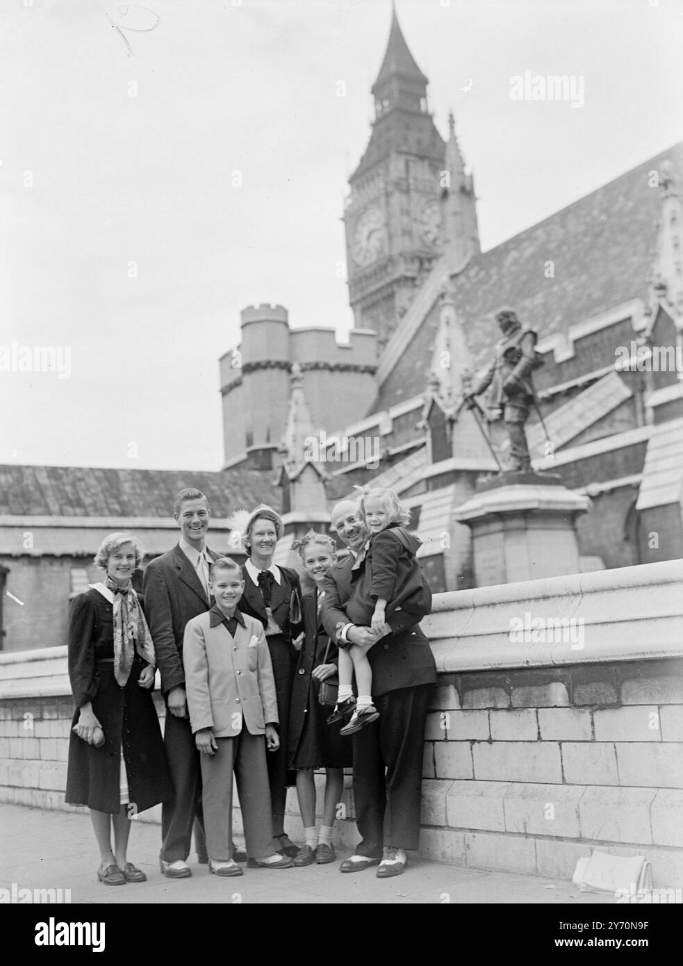 DR . CHANSKY ET SA FAMILLE À LA CHAMBRE DES COMMUNES DE LONDRES Dr.et Mrs.chainsky et sa famille vues à Westminster, Londres, aujourd'hui, quand ils ont visité la Chambre des communes. La tour de l'horloge Big Ben des chambres du parlement est en arrière-plan. De gauche à droite - Margo, Edward, Roberts, Mrs.chainsky, Mary et Dr.chainsky (Holding Vicky Ann ) . 19 juillet 1949 Banque D'Images