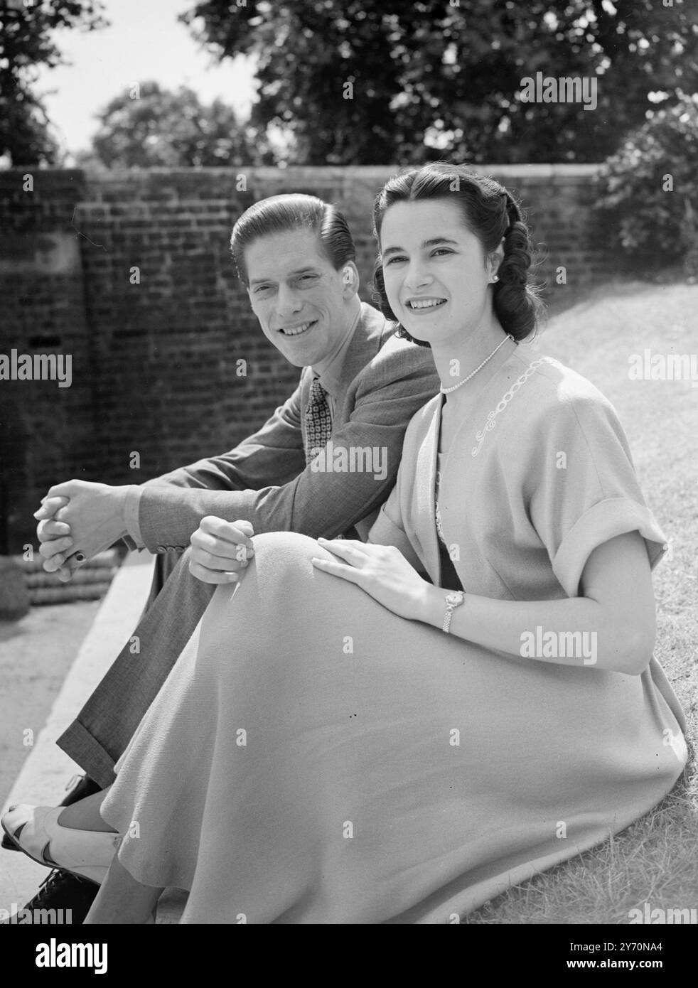 LE COMTE DE HAREWOOD ET SA FIANCÉE cette photo du comte de Harewood et de sa fiancée Miss Marion Stein, dont les fiançailles sont annoncées aujourd'hui, a été prise au palais St James, à Londres, ce matin. Lord Harewood, âgé de 26 ans, est le fils aîné de la princesse royale et du défunt comte, et est 11e dans la ligne de succession au trône. Pendant la guerre, il sert pour les gardes Grenadiens, et est blessé et capturé par les Allemands en Italie en 1944. En 1945, il devint aide de camp du comte d'Athlone, qui était alors gouverneur général du Canada, et un an plus tard, il reprit ses études à Cambrid Banque D'Images