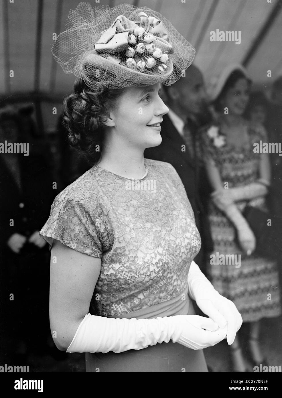 CHAPEAU DE FÊTE AU NO .10 MRS Charles Maclain, de New York, portait ce chapeau d'été attrayant qui comporte de petites fleurs et un voile fin quand elle a assisté à une fête de jardin au no 10 Downing Street London pour aider l'appel national du fonds Margaret MacMillan Memorial. Invité à la fête avec le premier ministre et MRS Attlee 13 juillet 1949 Banque D'Images