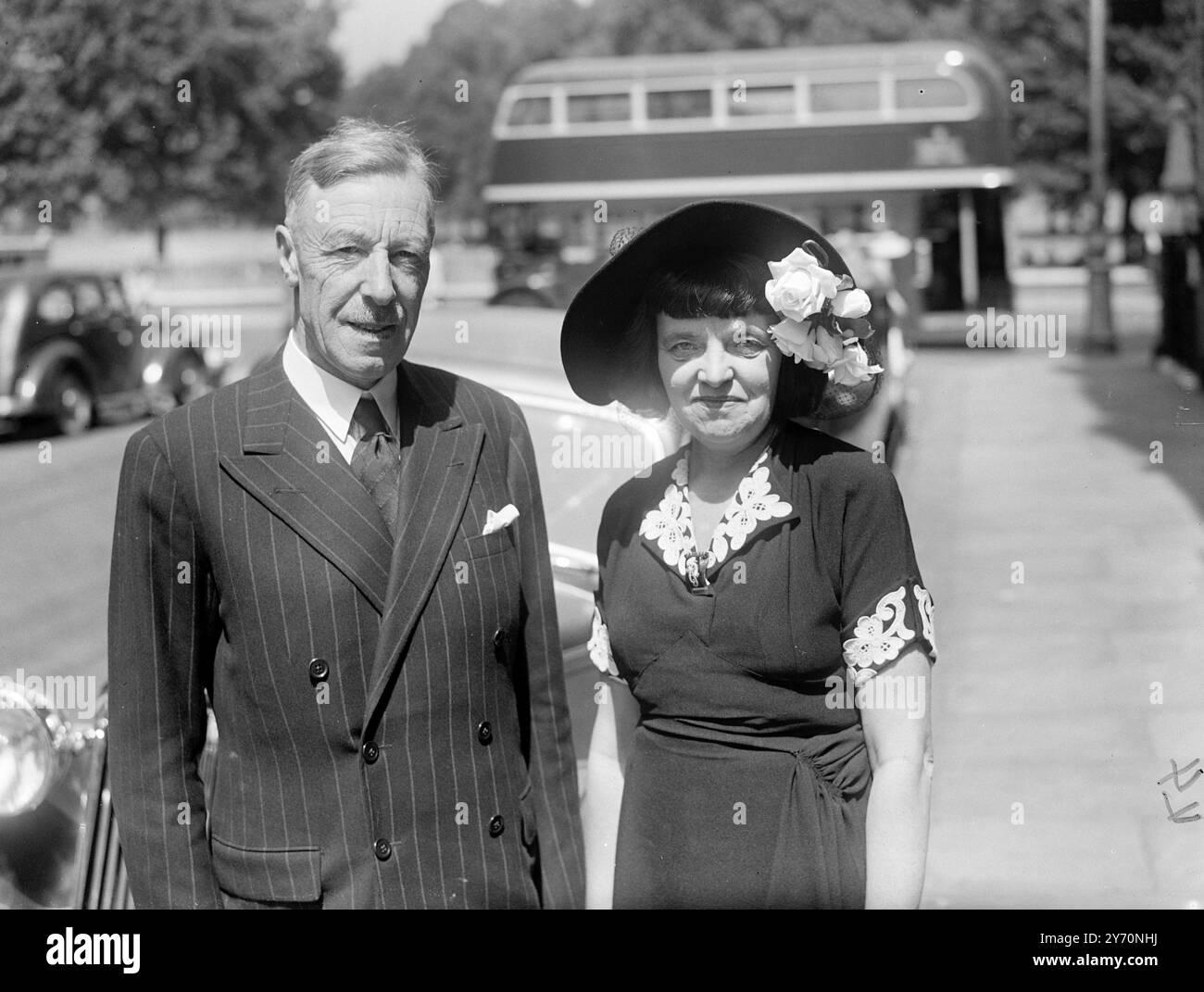 CHEVALIER POUR GUERNESEY BIALIFF MR. Ambrose J. Sherwill, bailli de Guernesey, photographié retournant à son hôtel londonien avec sa femme après avoir assisté au palais de Buckingham où il a été fait célibataire des chevaliers lors de l'investiture. Le roi a décerné la distinction de chevalier sur 32 nouvelles nuits Batchelor, et ses majestés se sont présentés pour la première partie de la cérémonie. 12 juillet 1949 Banque D'Images